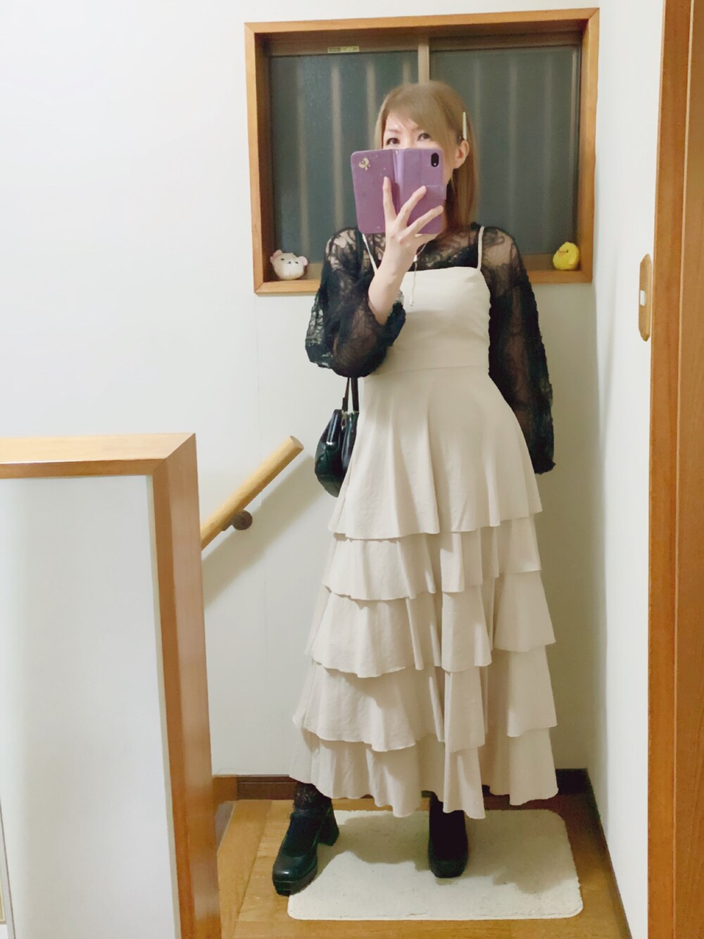 ベージュ系のワンピース、ブラック系のTシャツ/カットソー、ブラック系のキャミソールを着用したレディースの秋コーディネートの2枚目の写真