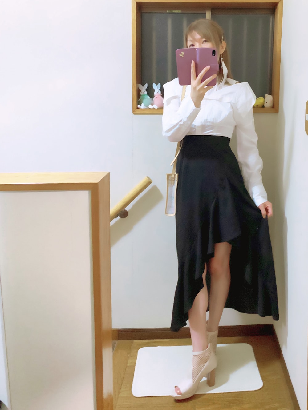 ブラック系のスカート、ホワイト系のブーツ、ホワイト系のシャツ/ブラウスを着用したレディースの秋コーディネートの3枚目の写真