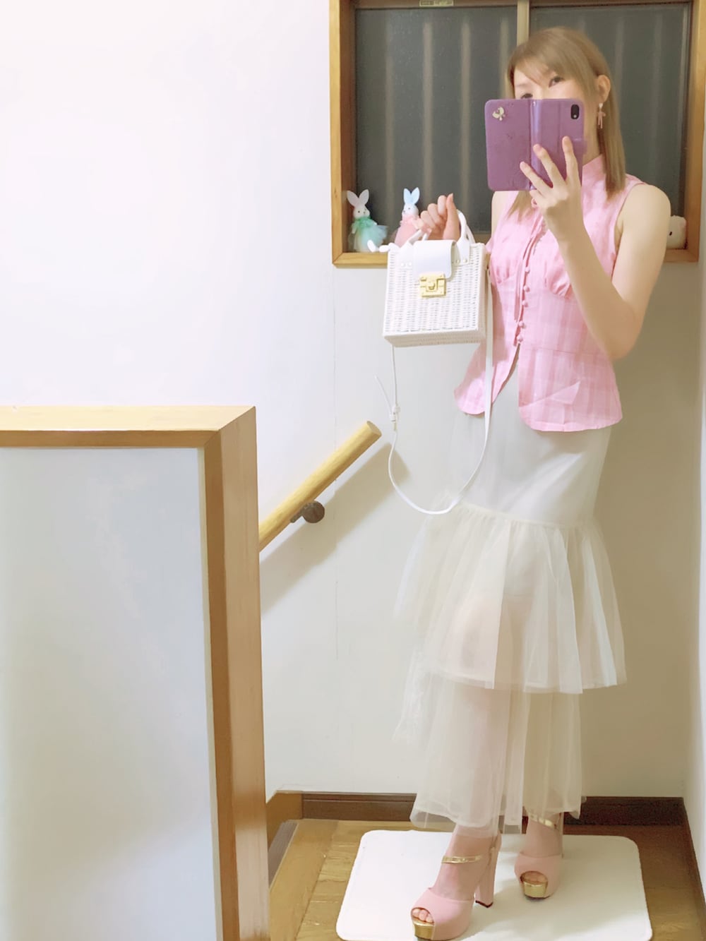 ベージュ系のスカート、ホワイト系のショルダーバッグ、ピンク系のシャツ/ブラウスを着用したレディースの夏コーディネートの3枚目の写真