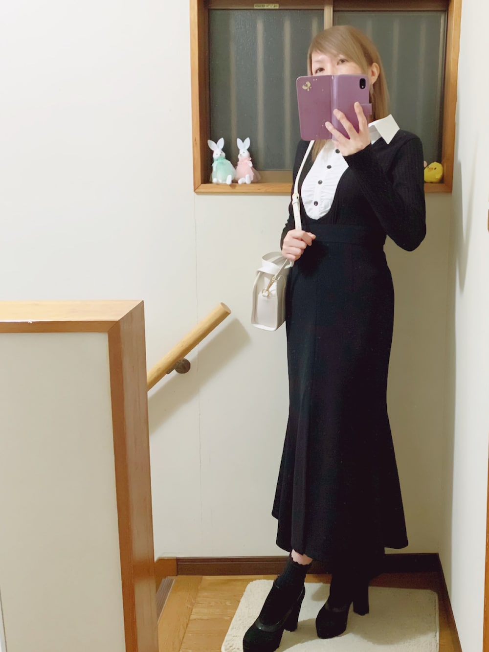 「ブラック、モノトーン、ペンシルスカート、JILLSTUART、ブーティ、rienda、今日のコーデ、ブラック×ホワイト」｜「JILL STUARTのJILLのショートブーツ🥾24cm着用🍀ヒールは10cmあるよ💦デザインが好き🥰（ブーツ、ブラック系）」を使った、mami太郎さん（レディース・162cm）の春コーディネートの3枚目の写真