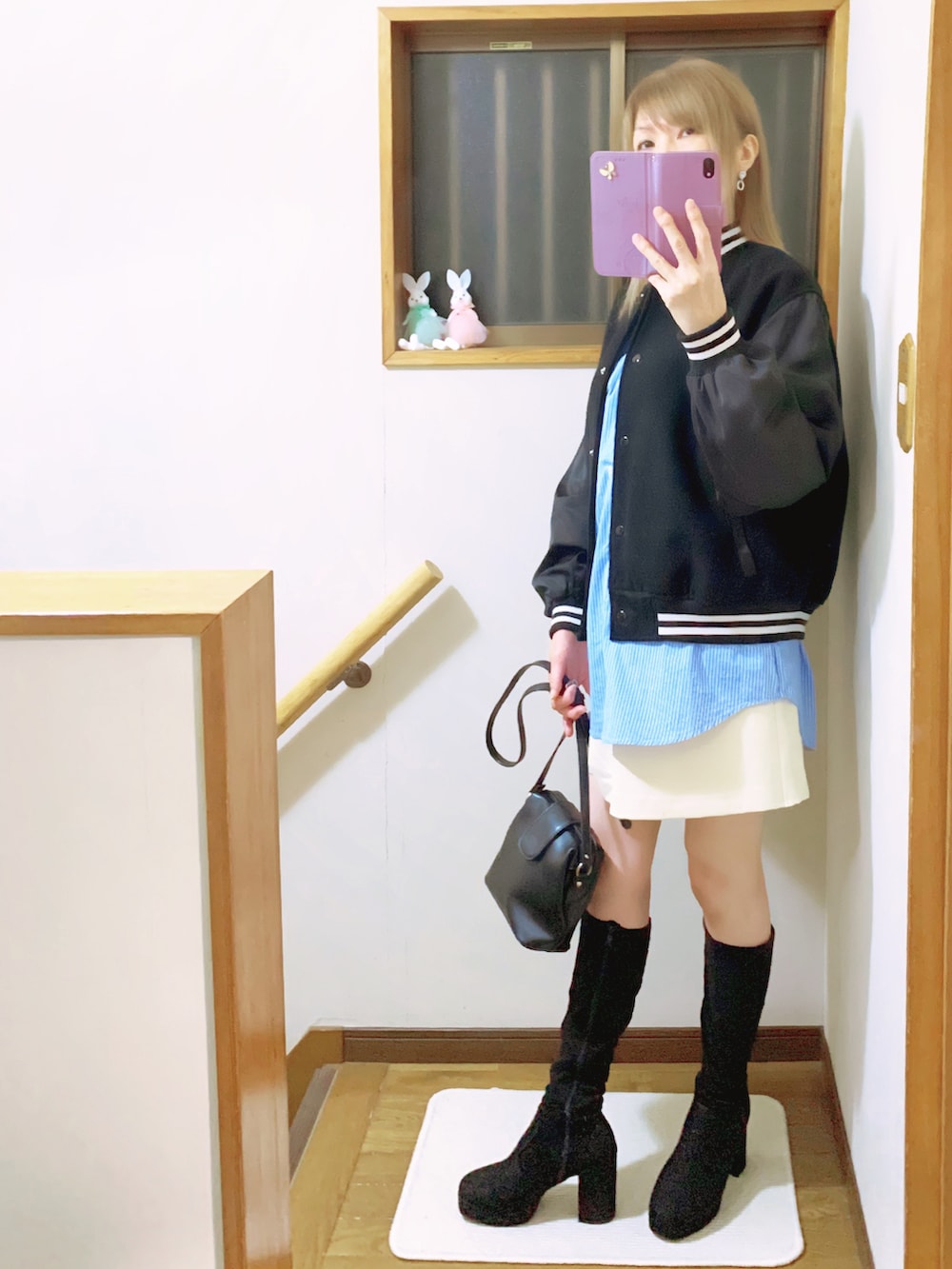 ブラック系のショルダーバッグ、ホワイト系のその他パンツ、ブラック系のブーツを着用したレディースの秋コーディネートの5枚目の写真