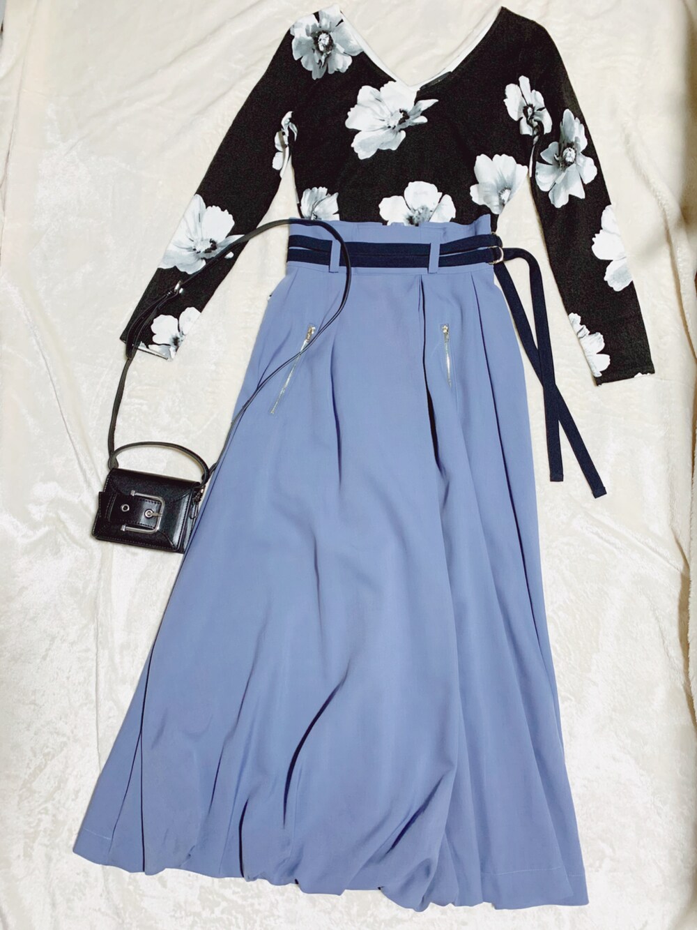 ブラック系のブーツ、ブルー系のスカート、ブラック系のショルダーバッグを着用したレディースの秋コーディネートの5枚目の写真