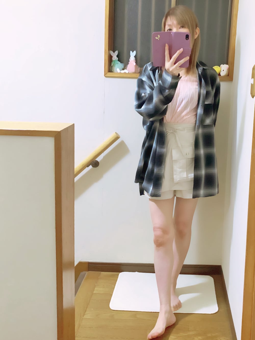 ブルー系のシャツ/ブラウス、ピンク系のタンクトップ、ブルー系のスタジャンを着用したレディースの秋コーディネートの5枚目の写真