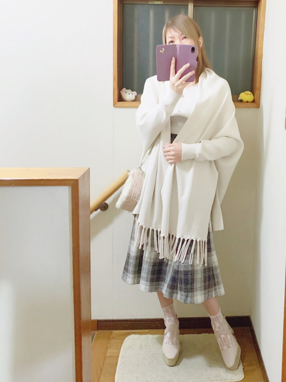 ベージュ系のサンダル、ホワイト系のショルダーバッグ、グレー系のスカートを着用したレディースの冬コーディネートの3枚目の写真
