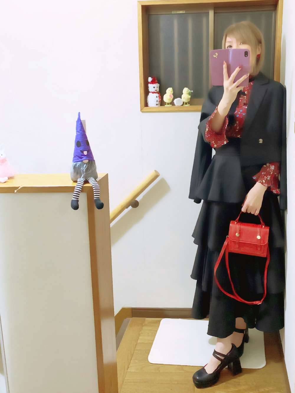 ブラック系のテーラードジャケット、ブラック系のスカート、ブラック系のパンプスを着用したレディースの秋コーディネートの2枚目の写真