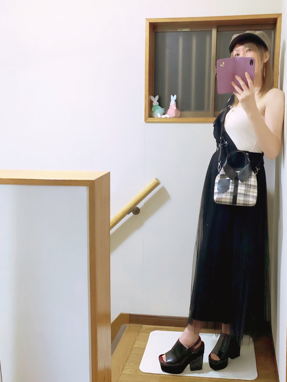 ブラック系のサンダル、ブラック系のスカート、ベージュ系のチューブトップを着用したレディースの夏コーディネートの2枚目の写真