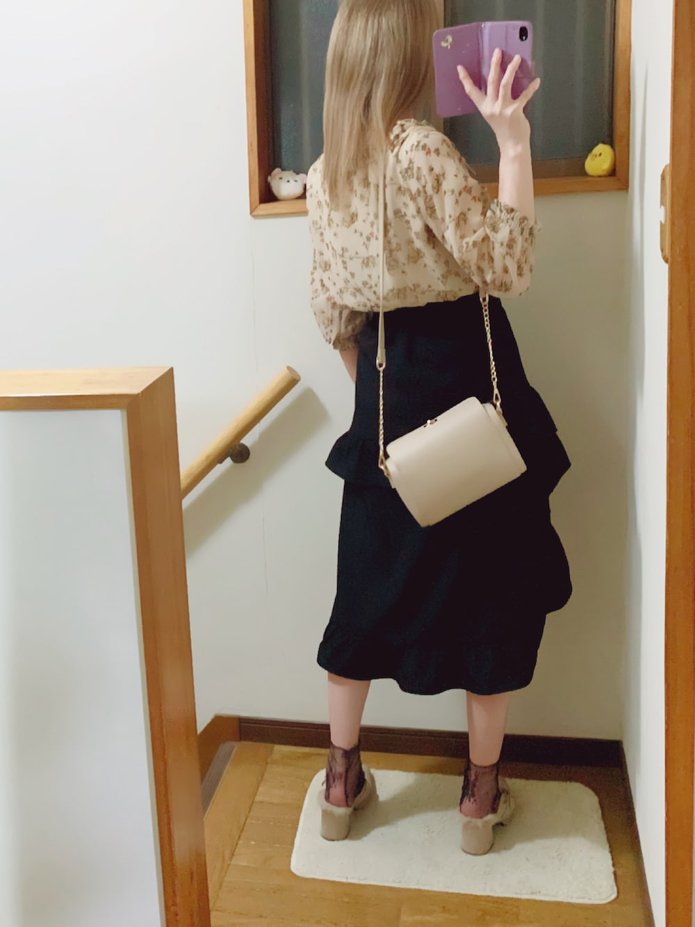 ブラウン系のパンプス、ベージュ系のショルダーバッグ、ブラック系のタンクトップを着用したレディースの秋コーディネートの4枚目の写真