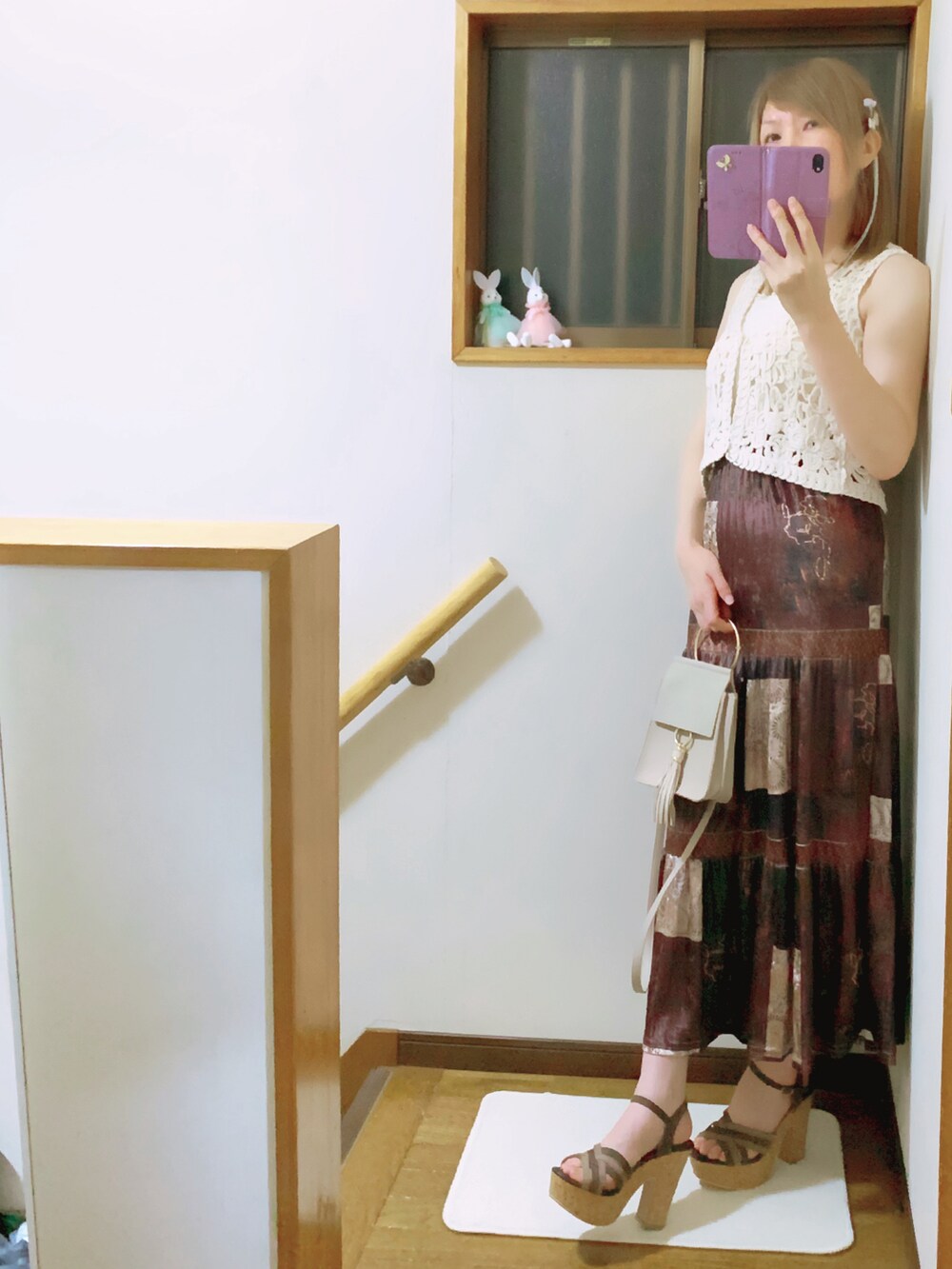 ブラウン系のサンダル、ブラウン系のスカート、ベージュ系のハンドバッグを着用したレディースの夏コーディネートの2枚目の写真