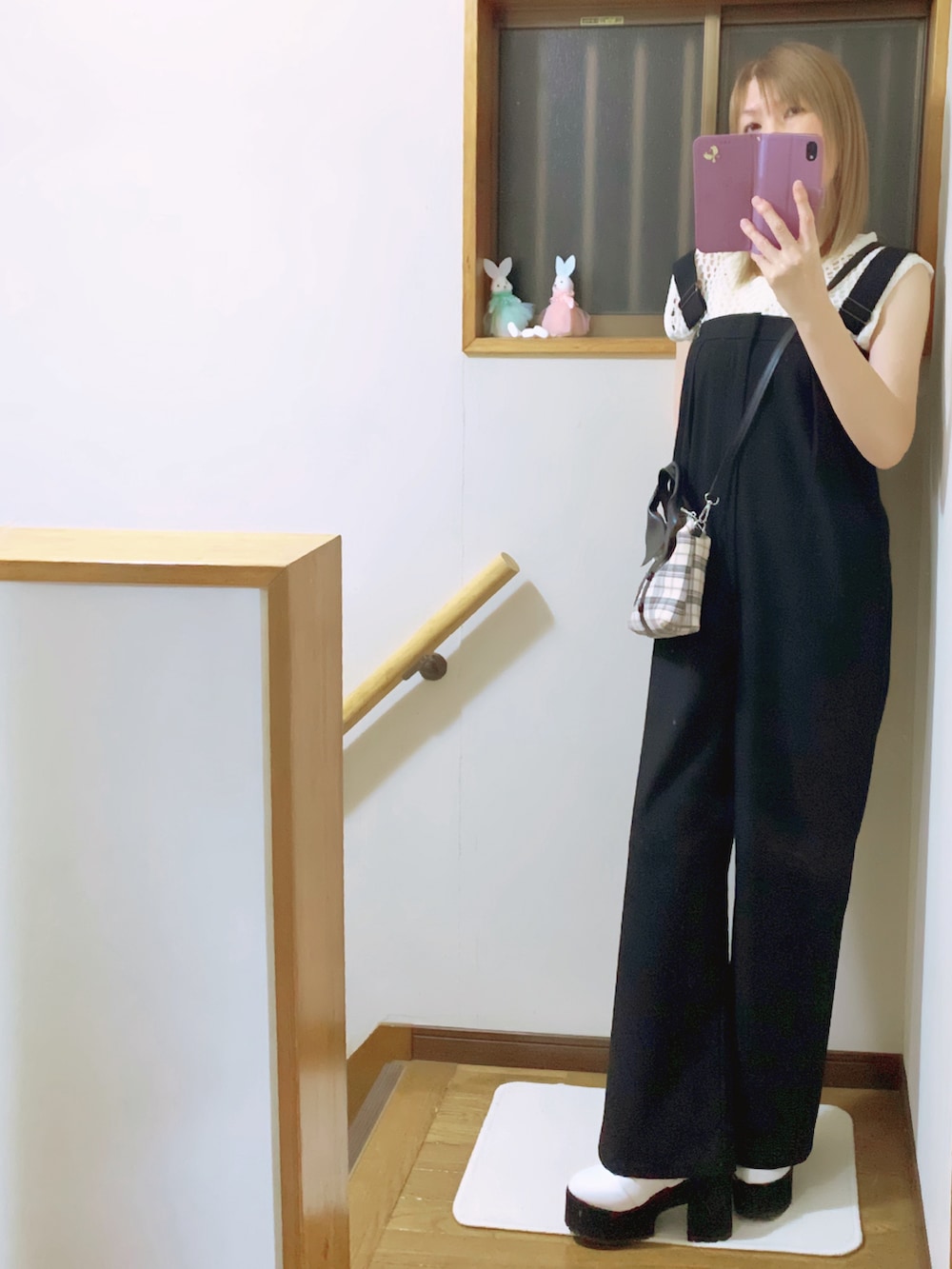 ホワイト系のドレスシューズ、ホワイト系のTシャツ/カットソー、ブラック系のサロペット/オーバーオールを着用したレディースの夏コーディネートの3枚目の写真