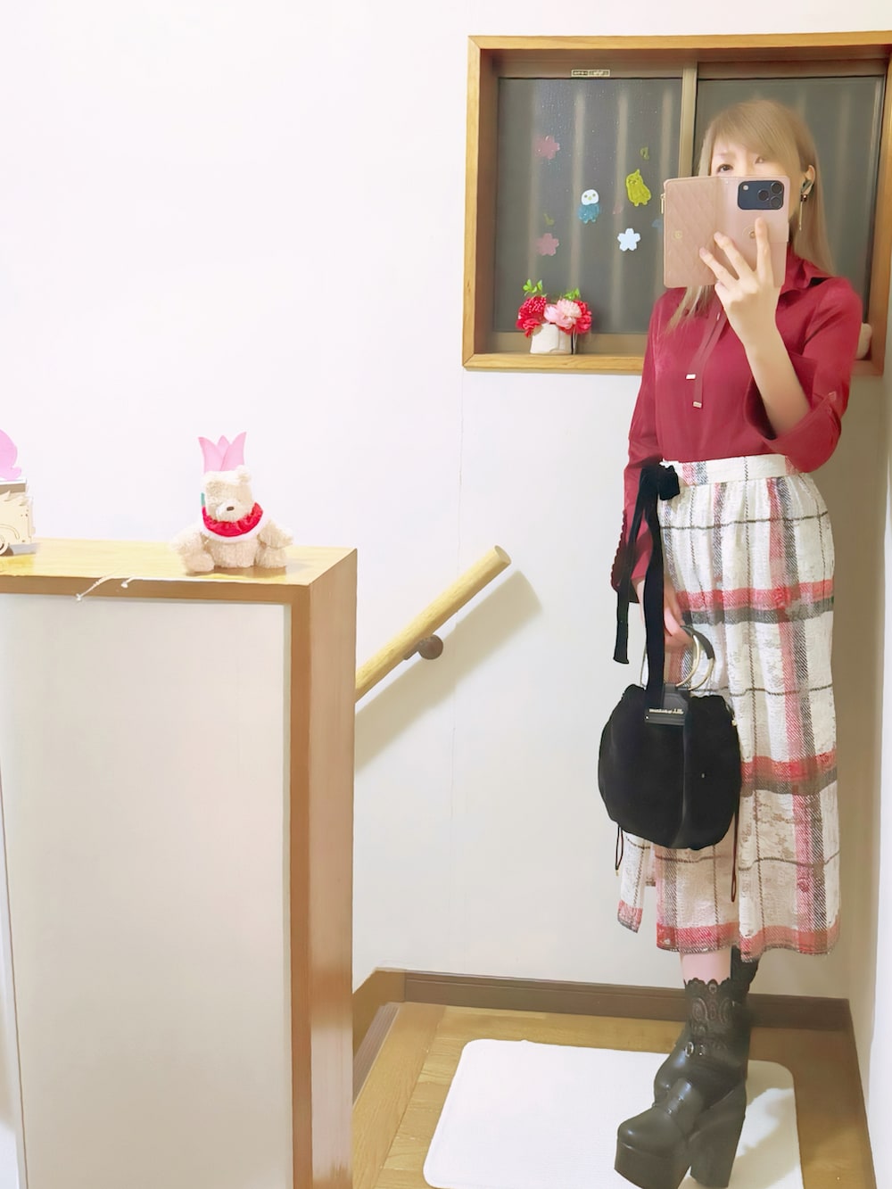 ベージュ系のブルゾン、レッド系のシャツ/ブラウス、ベージュ系のスカートを着用したレディースの春コーディネートの2枚目の写真