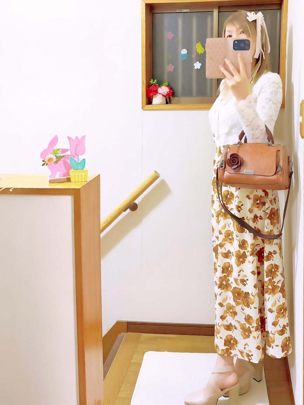 ベージュ系のサンダル、ベージュ系のチューブトップ、ホワイト系のTシャツ/カットソーを着用したレディースの冬コーディネートの2枚目の写真