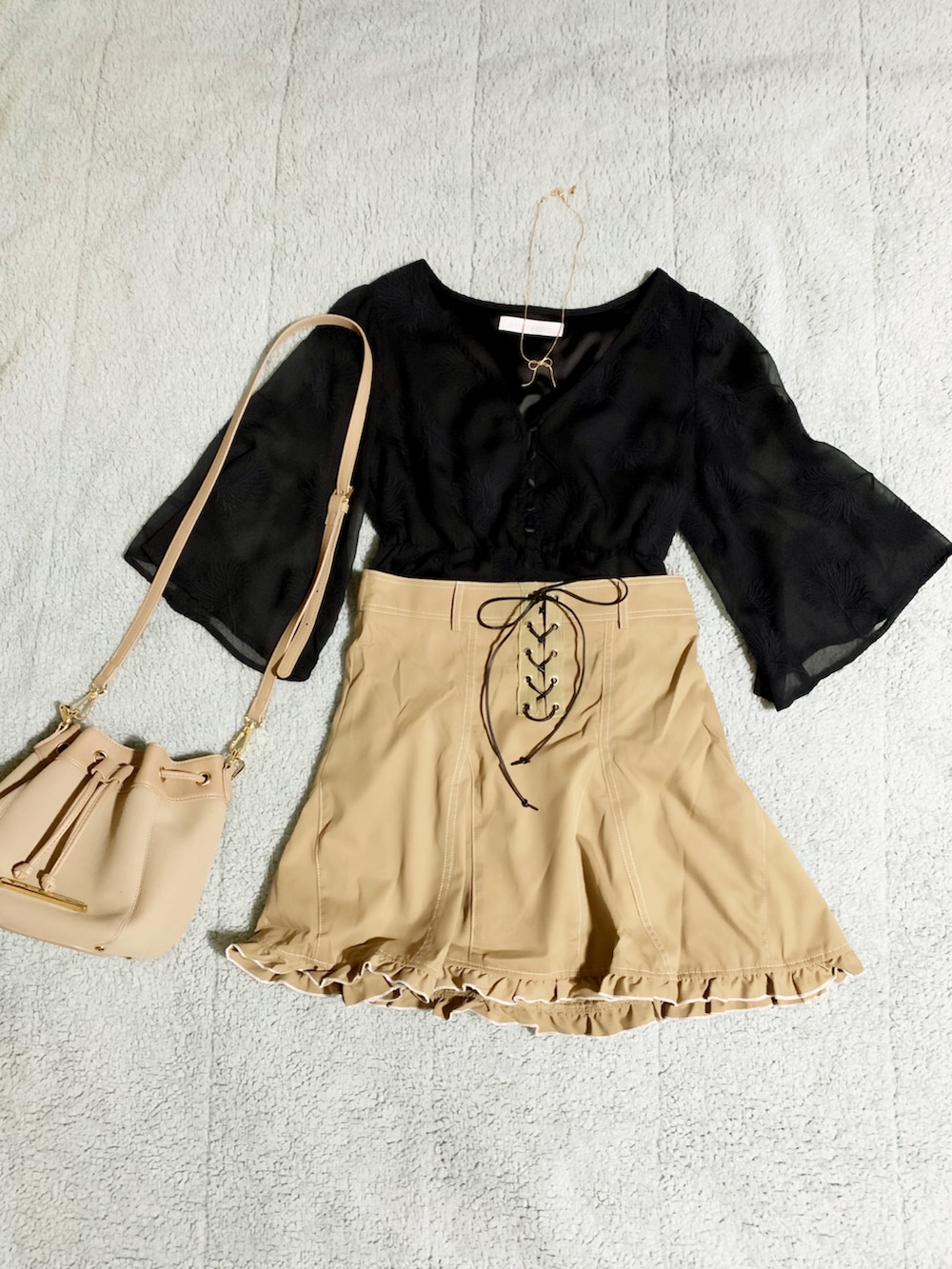 「SHEIN、ミニスカート、レースアップ、ショルダーバッグ、ブラック×ベージュ、MERCURYDUO(MERCURYDUO)、シースルー、シアートップス」｜「SNIDELのオープントゥスリットブーティ（サンダル、ブラック系）」を使った、mami太郎さん（レディース・162cm）の夏コーディネートの3枚目の写真