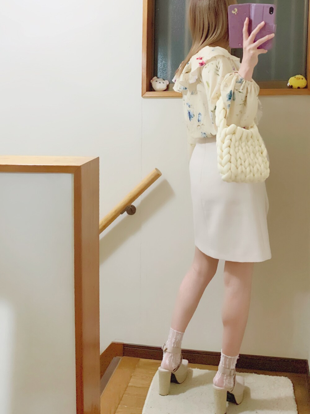 ベージュ系のサンダル、ホワイト系のトートバッグ、ホワイト系のスカートを着用したレディースの秋コーディネートの5枚目の写真