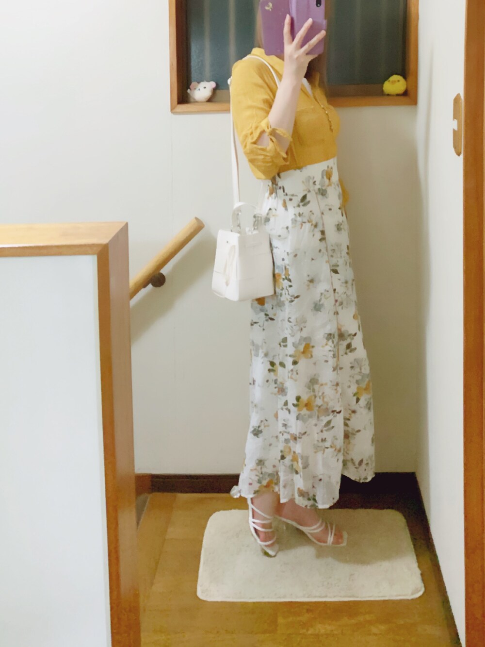 ホワイト系のサンダル、ホワイト系のショルダーバッグ、ホワイト系のスカートを着用したレディースの夏コーディネートの2枚目の写真