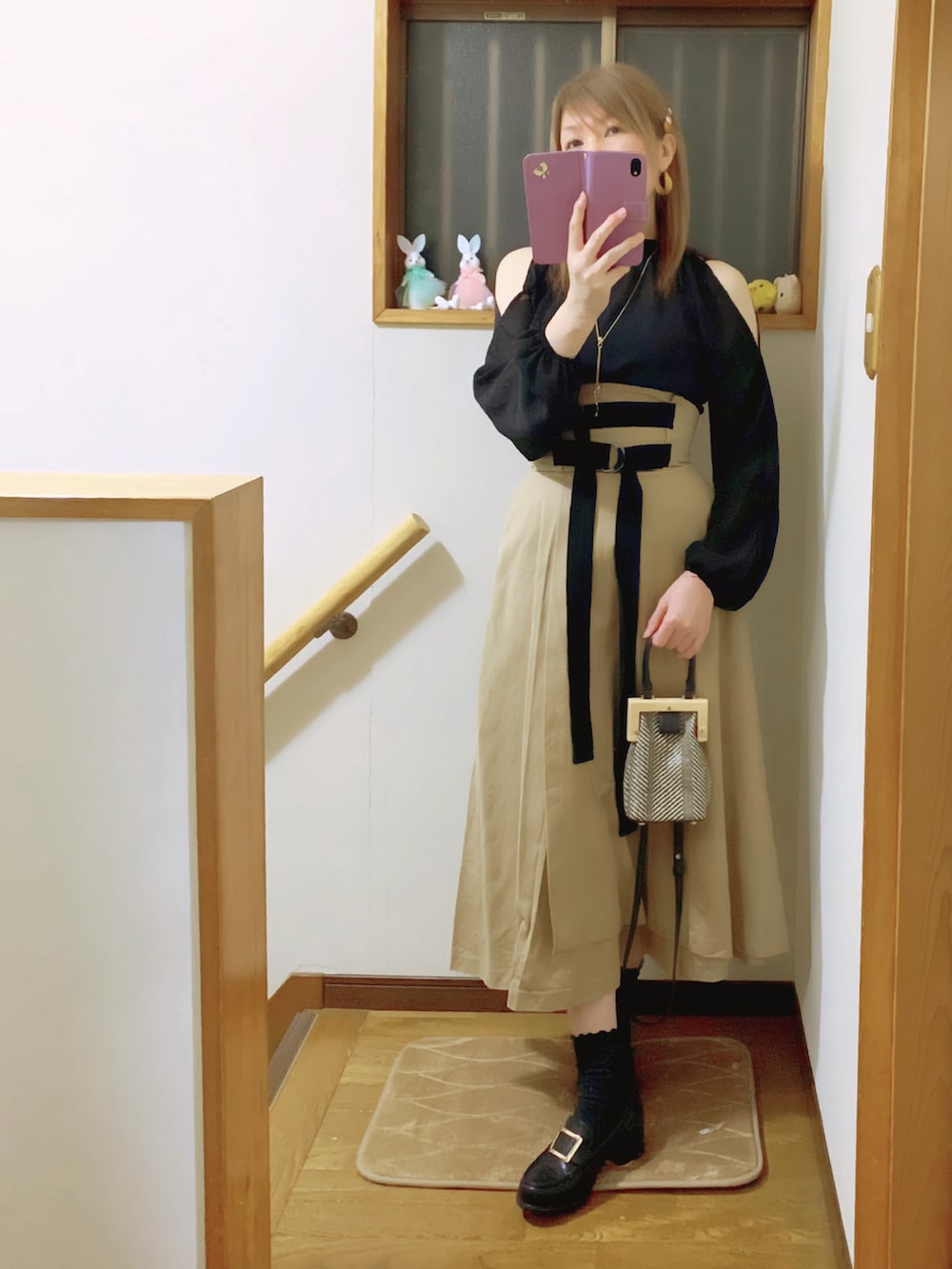 ブラック系のローファー、ブラック系のTシャツ/カットソー、ブラック系のキャミソールを着用したレディースの春コーディネートの3枚目の写真