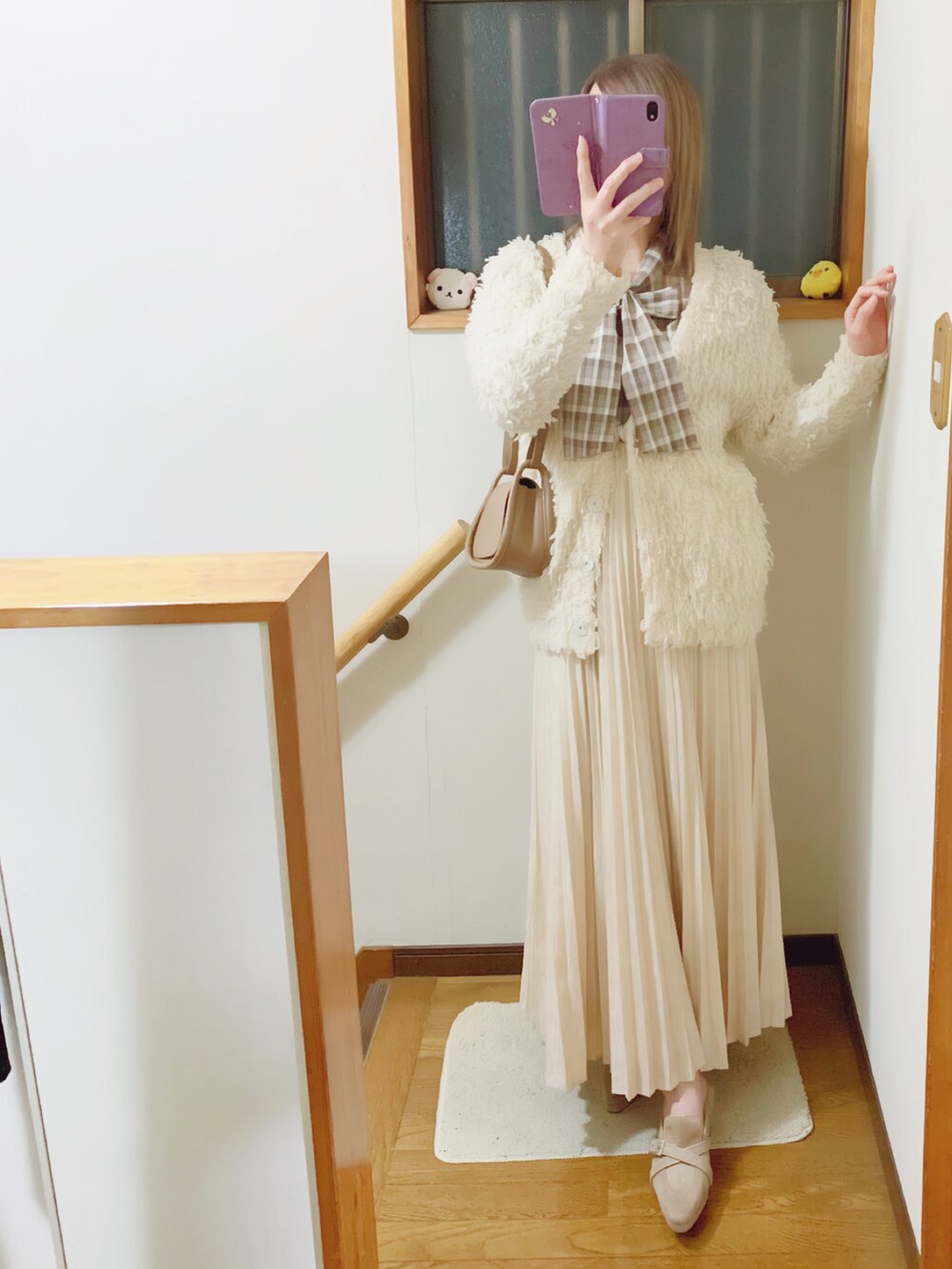 ブラウン系のショルダーバッグ、ブラウン系のパンプス、ベージュ系のシャツ/ブラウスを着用したレディースの冬コーディネートの4枚目の写真