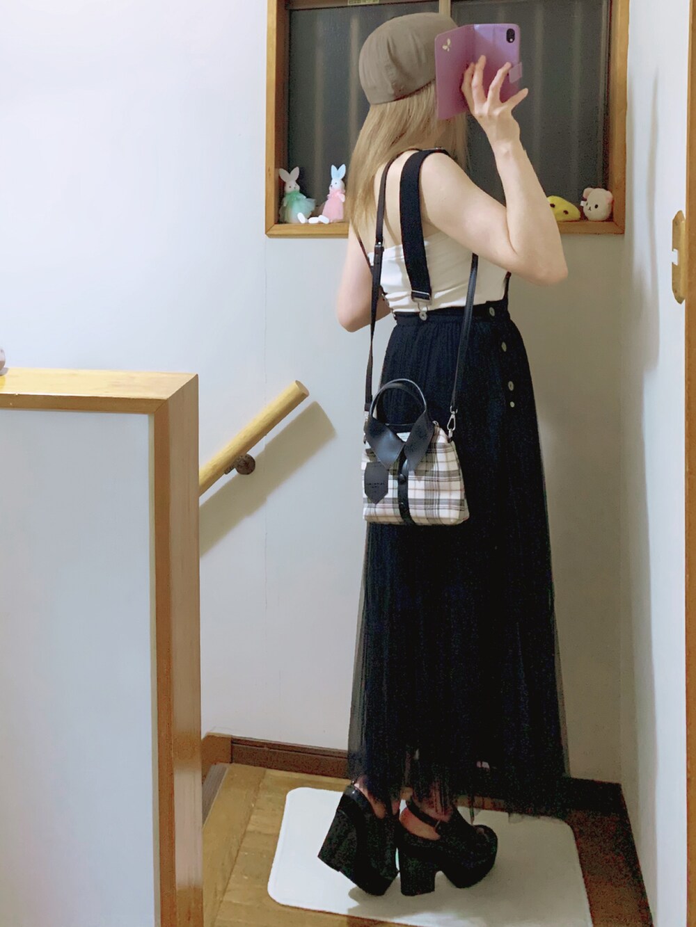 ブラック系のサンダル、ブラック系のスカート、ベージュ系のチューブトップを着用したレディースの夏コーディネートの4枚目の写真