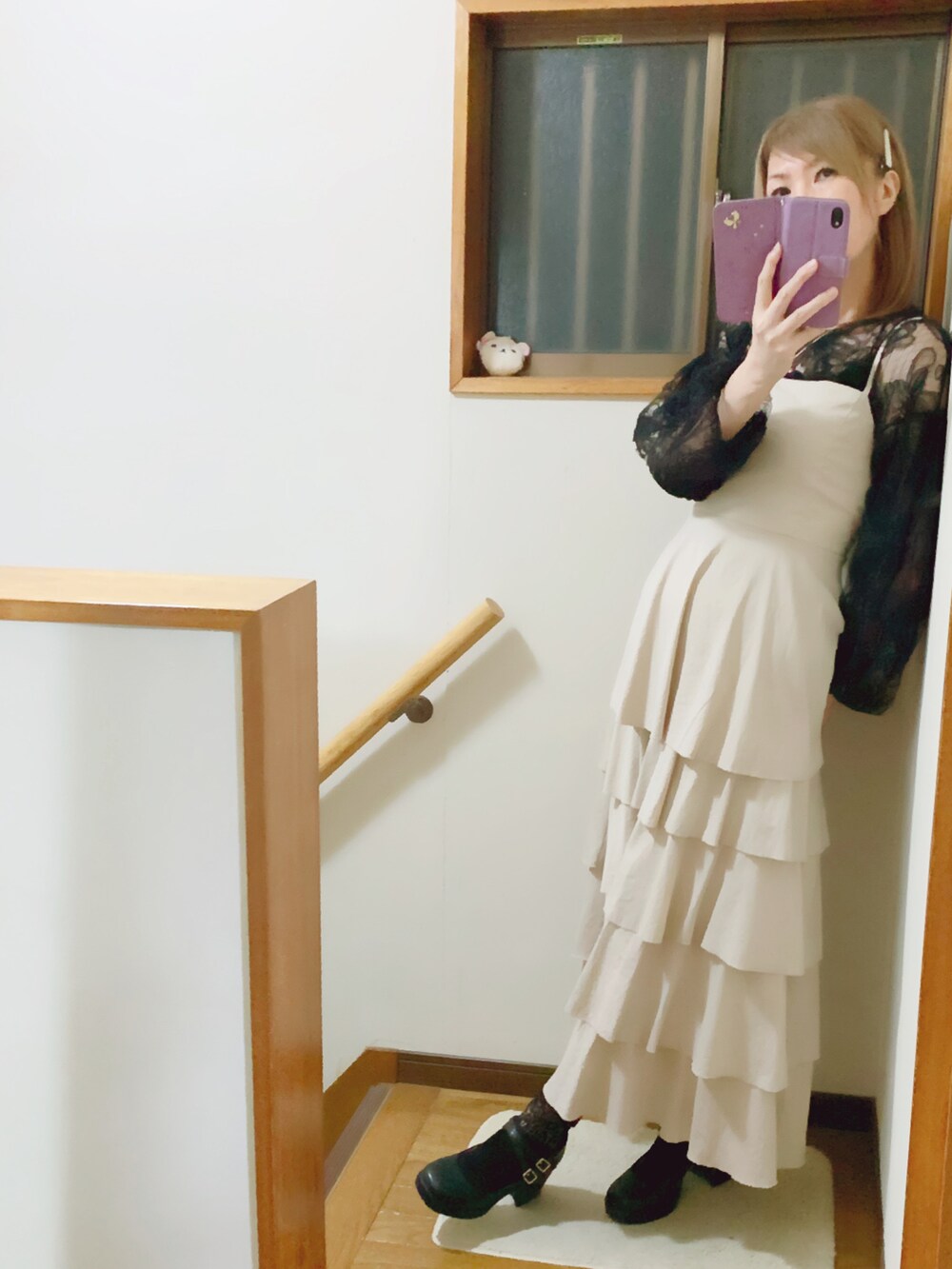 ベージュ系のワンピース、ブラック系のTシャツ/カットソー、ブラック系のキャミソールを着用したレディースの秋コーディネートの3枚目の写真