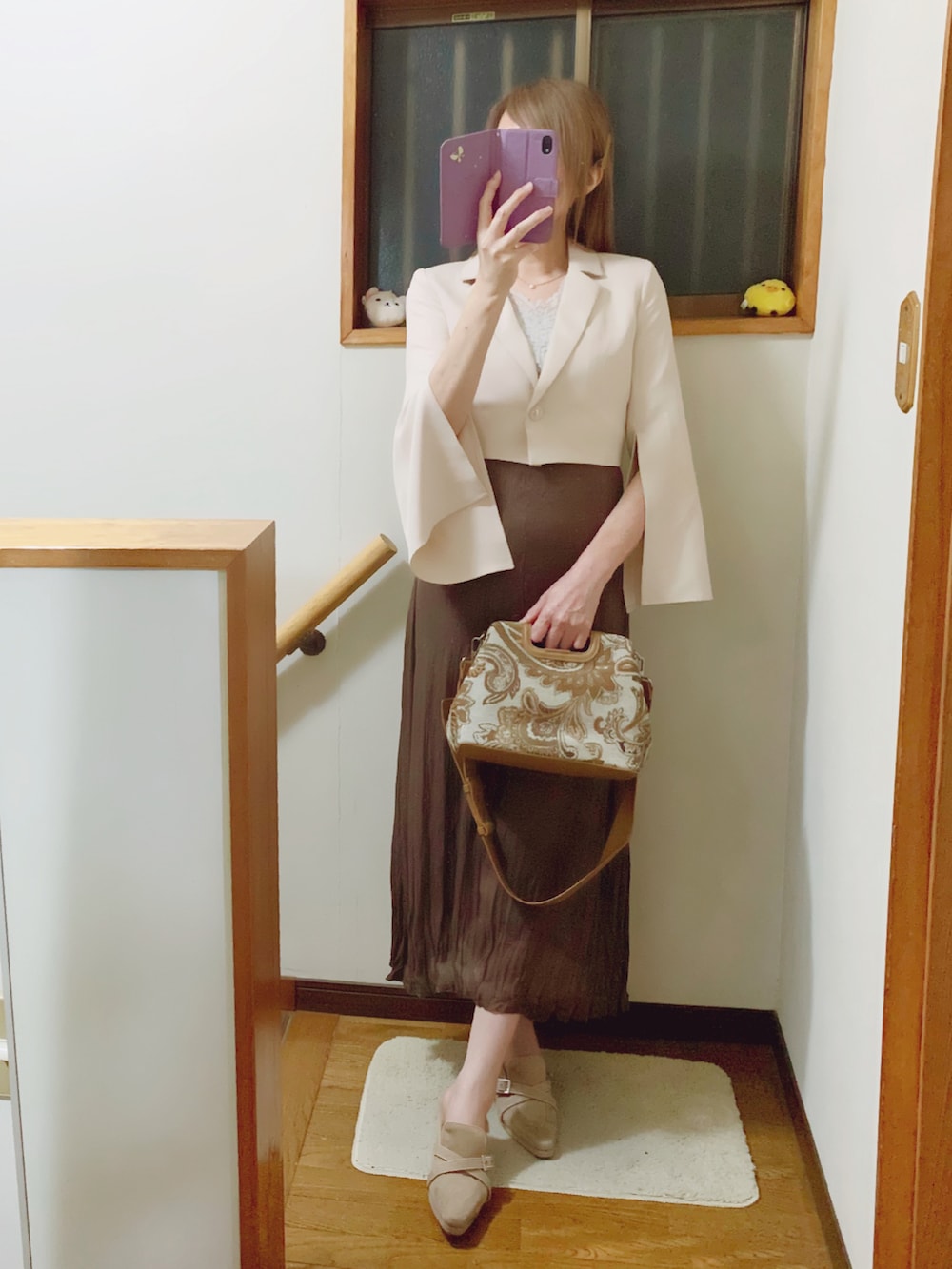 ブラウン系のパンプス、ブラウン系のショルダーバッグ、ブラウン系のワンピースを着用したレディースの秋コーディネートの2枚目の写真