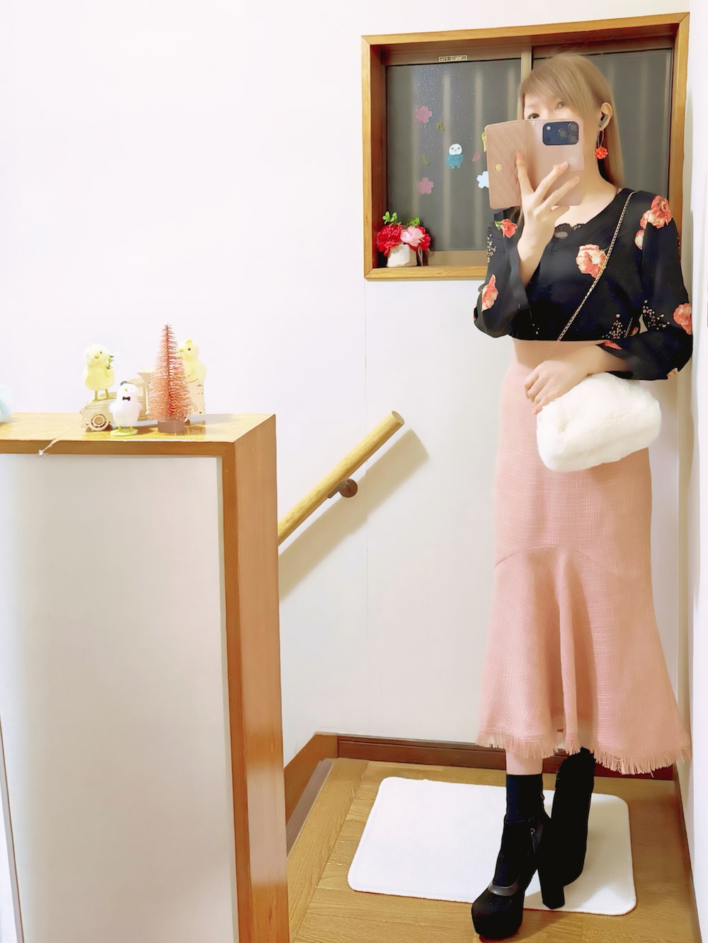 ブラック系のキャミソール、ホワイト系のカーディガン/ボレロ、ブラック系のシャツ/ブラウスを着用したレディースの冬コーディネートの3枚目の写真