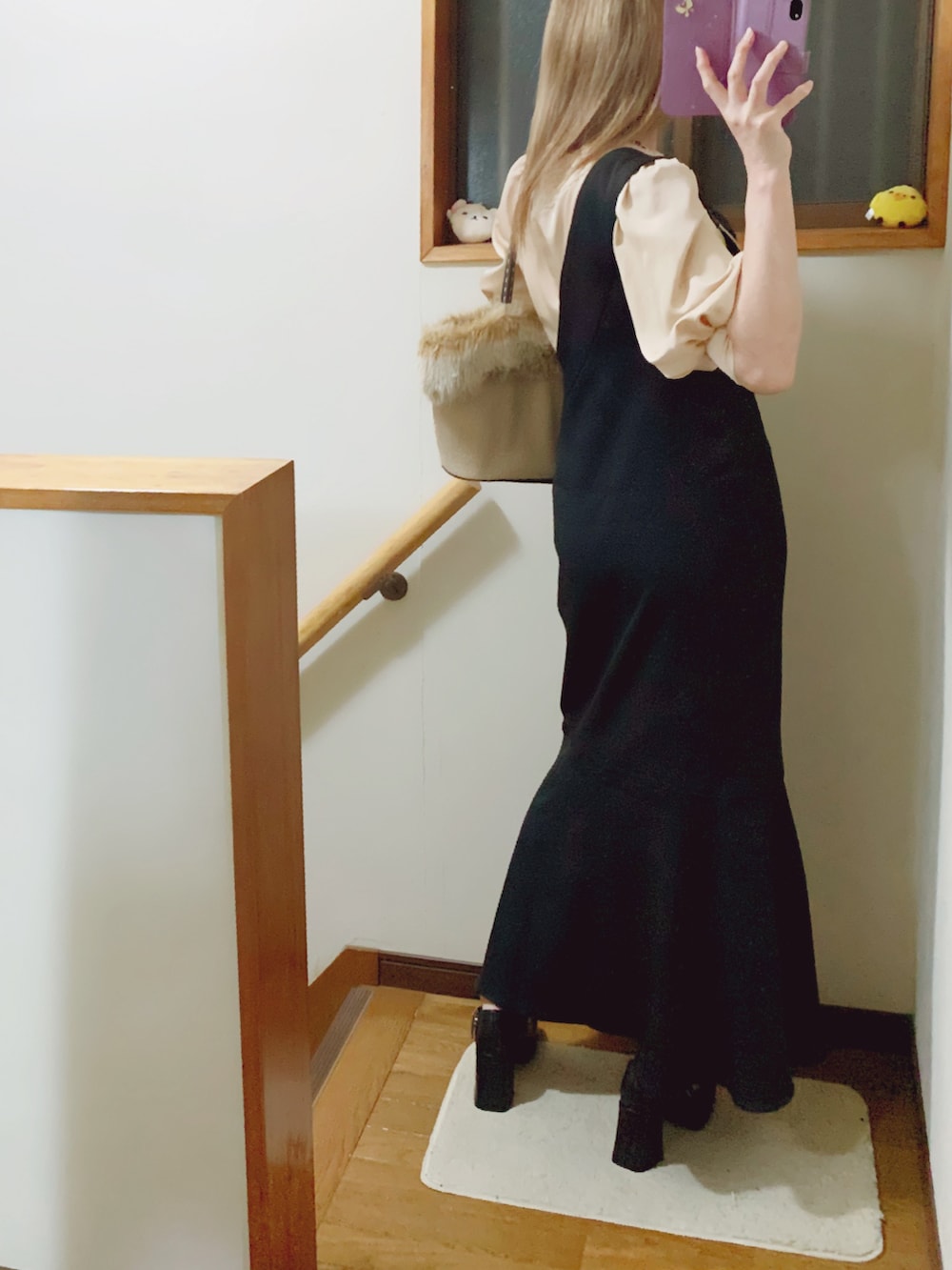 「ブラック×ベージュ、ワンショルダー、ジャンパースカート、リリーブラウン、４℃、アンブルシエル、byあしながおじさん、パンプス」｜「byあしながおじさんの厚底ダブルストラップパンプス　-8980645（パンプス、ブラック系）」を使った、mami太郎さん（レディース・162cm）の秋コーディネートの4枚目の写真