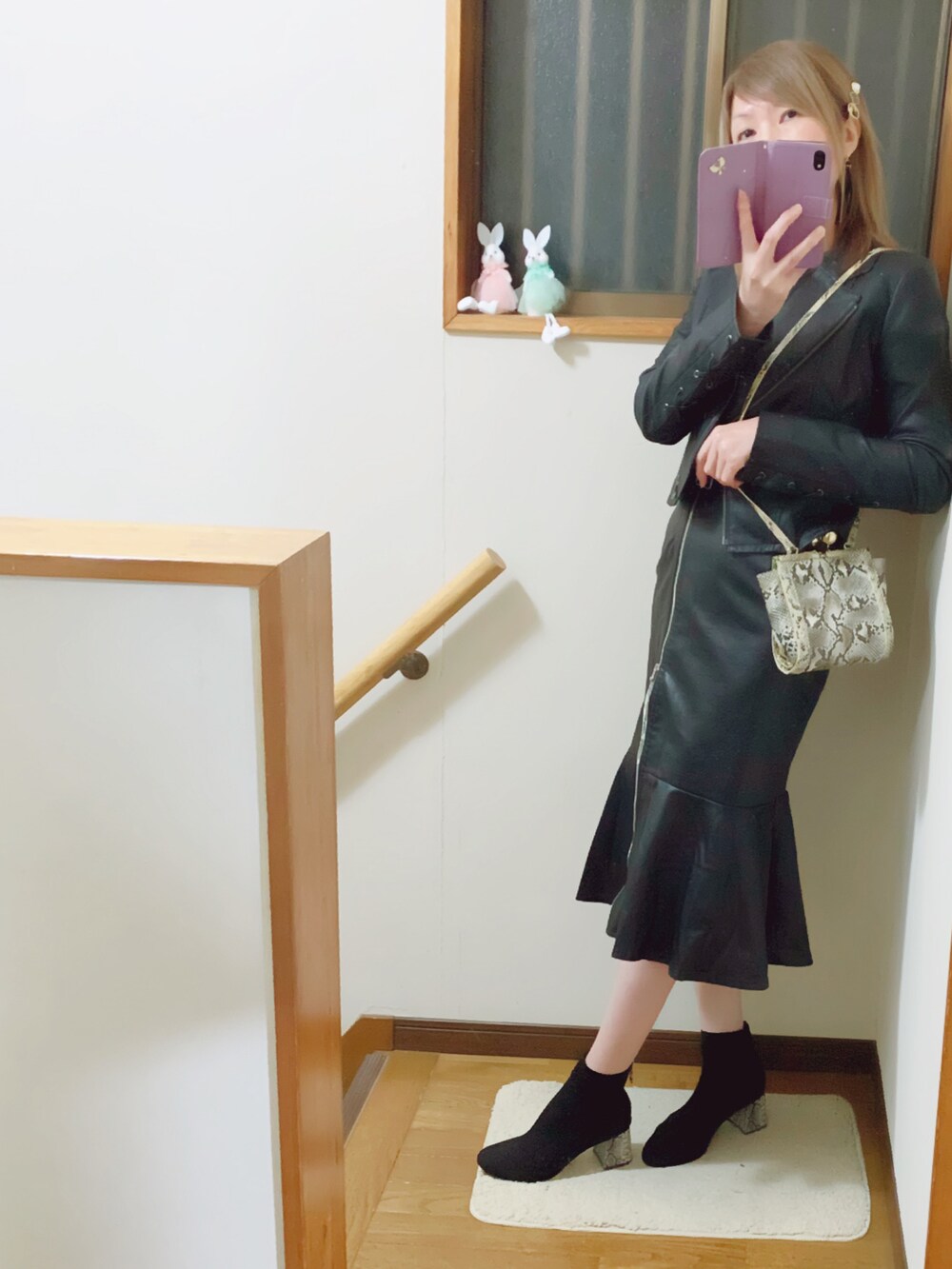 「レザー、ライダース、ライダースジャケット、スネーク柄、ジップアップ、JUNOAH、rienda、Lily Brown、ジュエティ、ブラック、ブラックコーデ、今日のコーデ、パワーショルダー」｜「ORiental TRafficのストレッチ異素材ヒールブーツ/11411（ブーツ、ブラック系）」を使った、mami太郎さん（レディース・162cm）の春コーディネートの3枚目の写真