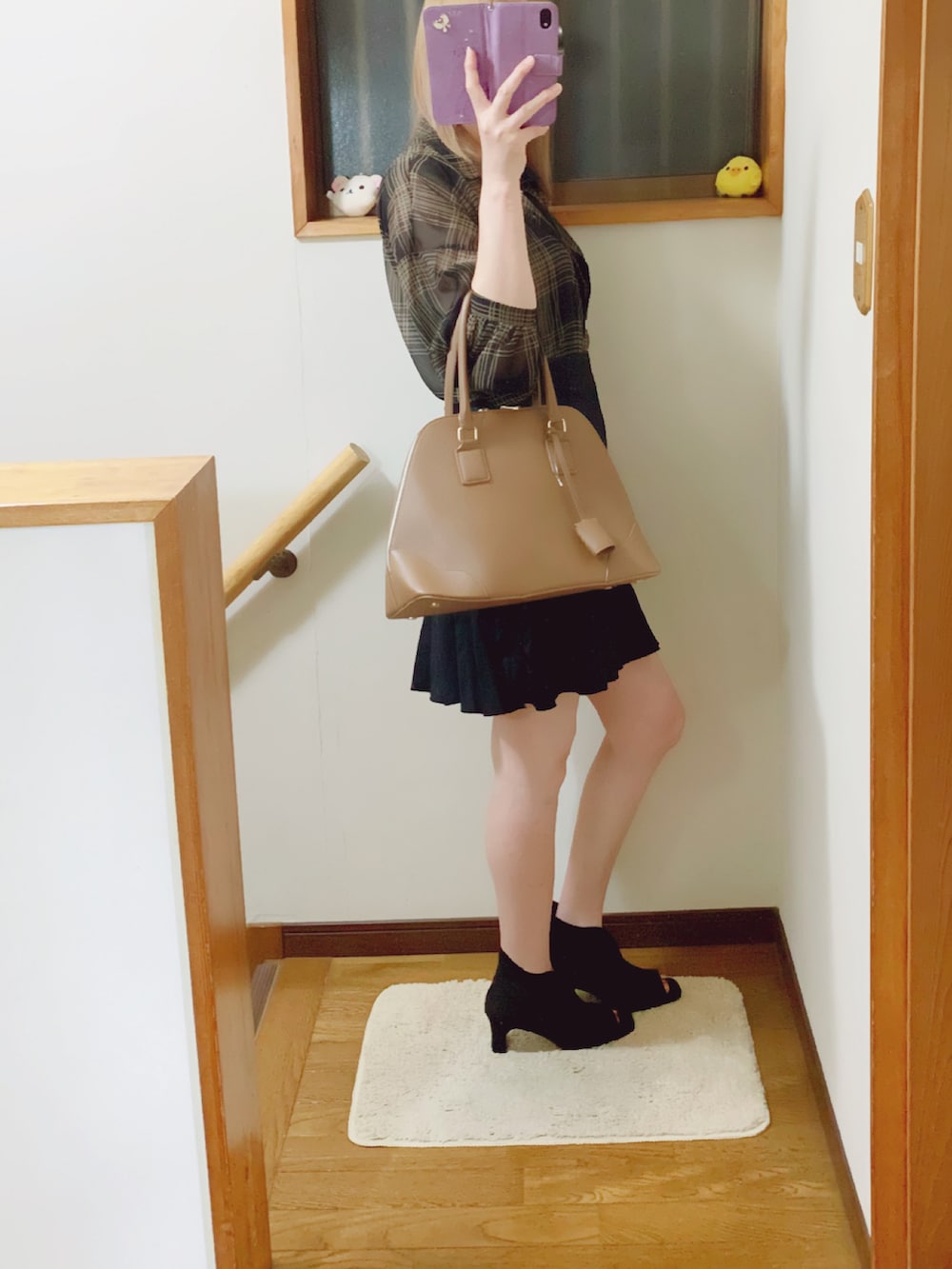 ブラック系のサンダル、ブラック系のタンクトップ、ブラック系のスカートを着用したレディースの夏コーディネートの2枚目の写真