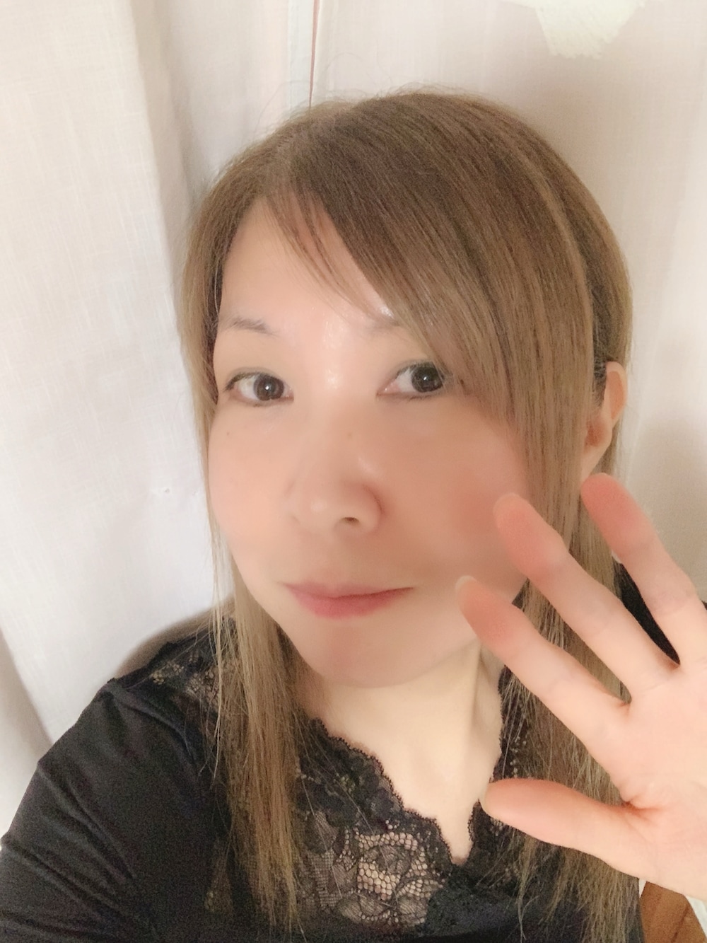 ブラック系のテーラードジャケット、ブラック系のスカート、ブラック系のパンプスを着用したレディースの秋コーディネートの5枚目の写真