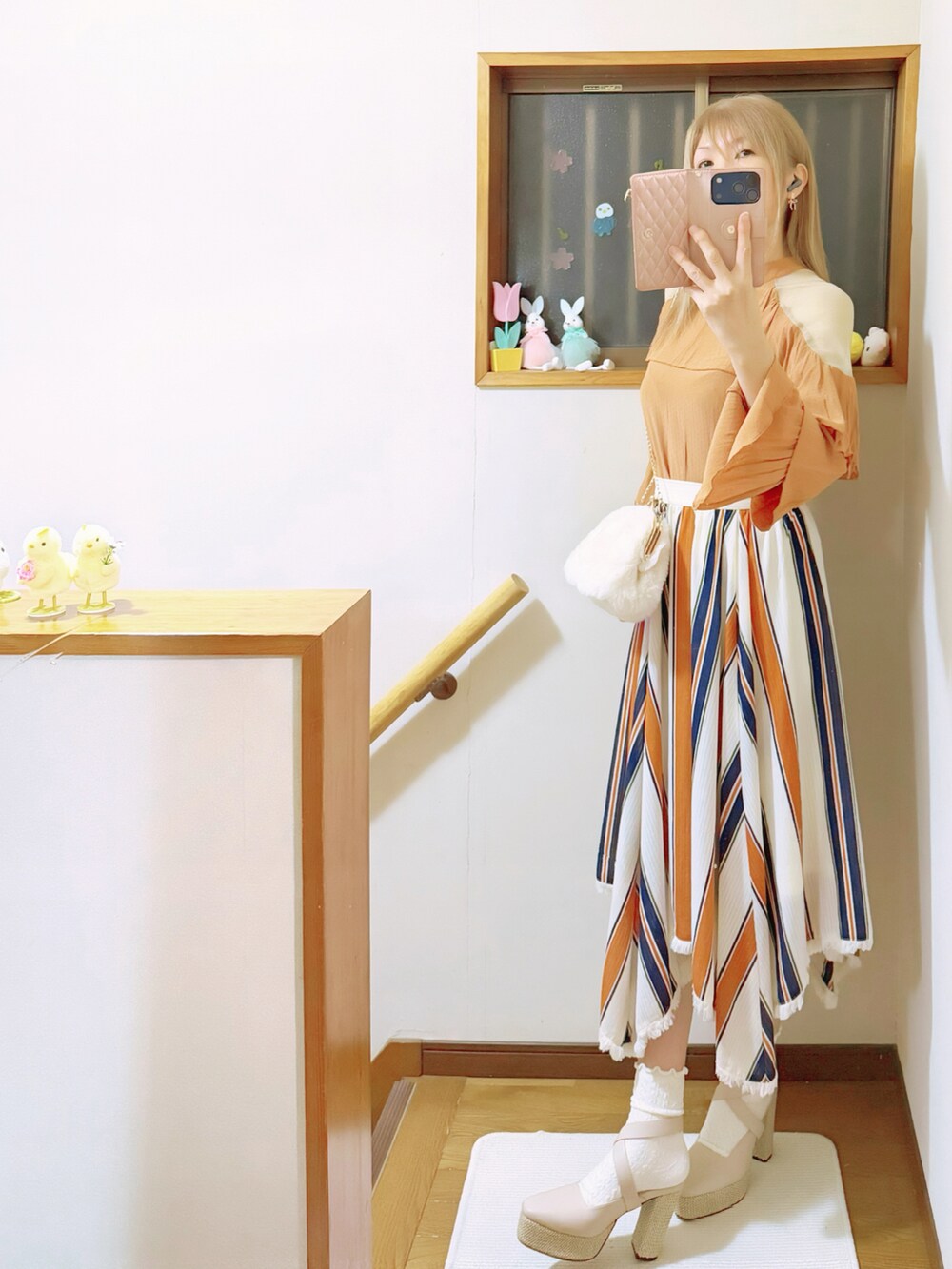ベージュ系のサンダル、ブラウン系のシャツ/ブラウス、ベージュ系のスカートを着用したレディースの秋コーディネートの3枚目の写真