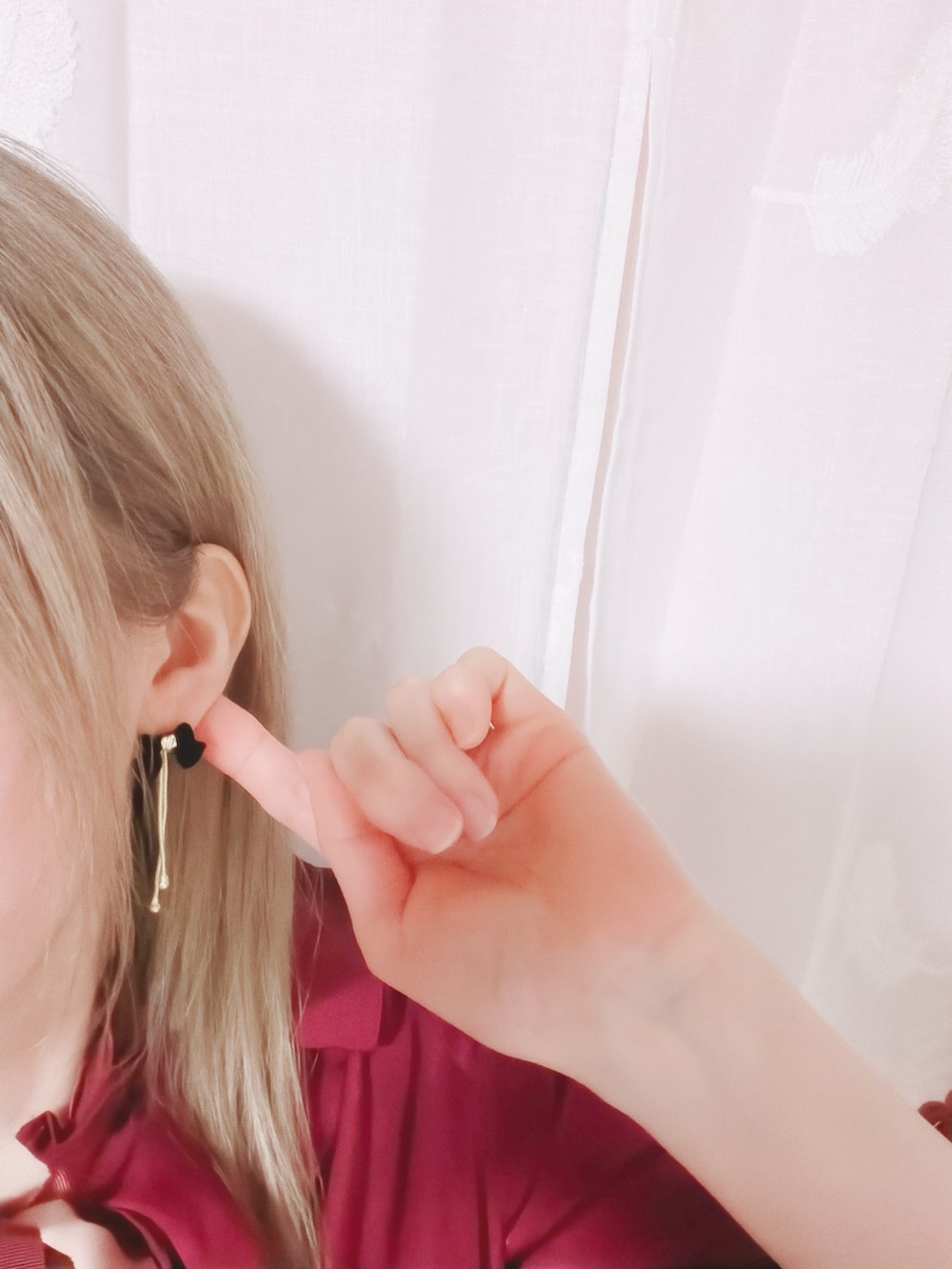 ベージュ系のブルゾン、レッド系のシャツ/ブラウス、ベージュ系のスカートを着用したレディースの春コーディネートの5枚目の写真