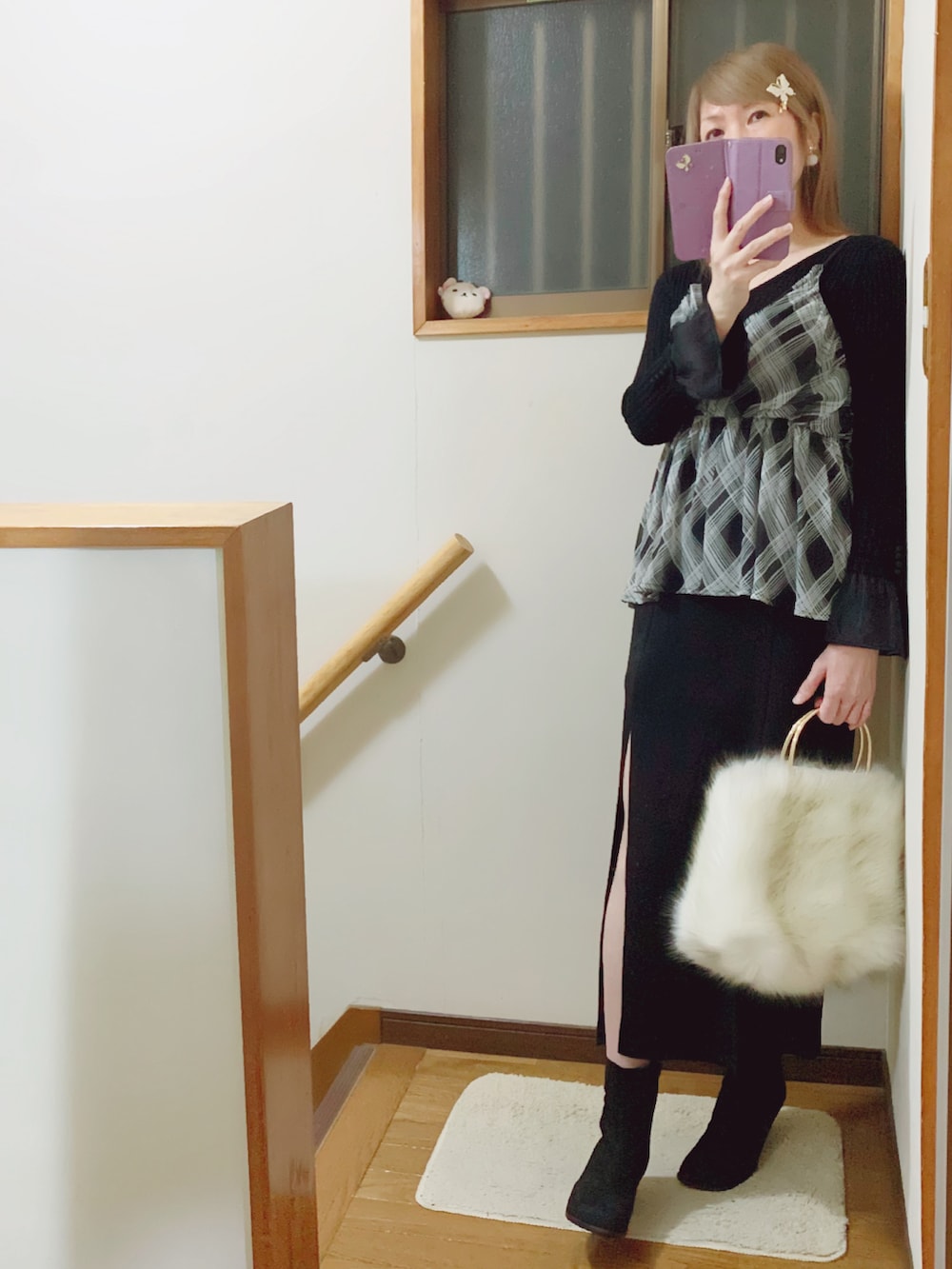 「ブラック、モノトーン、ブラック×ホワイト、ショートパンツ、ファー、ファーバッグ、rienda、マーキュリーデュオ(MERCURYDUO)、ジルバイジルスチュアート、しまむら、ビスチェ」｜「しまむらのしまむら購入👛スエード生地のショートブーツ👢（ブーツ、ブラック系）」を使った、mami太郎さん（レディース・162cm）の秋コーディネートの3枚目の写真