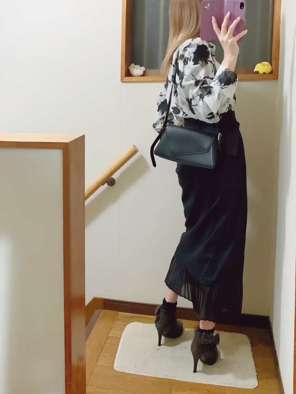 「ブラック×ホワイト、ライダースジャケット、rienda、murua、ストロベリーフィールズ、shein、SHEIN、ラップスカート、プリーツスカート」｜「STRAWBERRY-FIELDSのサイドにリボンの付いたブーティʚ🎀ɞヒールは10cm👠デザイン可愛い😆💘（ブーティ、グレー系）」を使った、mami太郎さん（レディース・162cm）の冬コーディネートの5枚目の写真