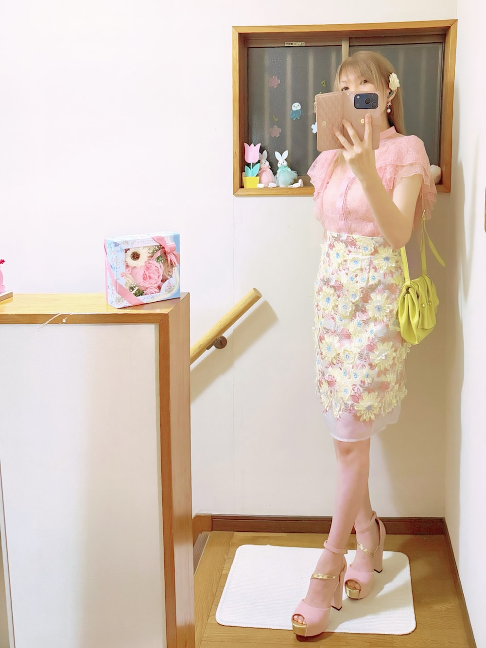 イエロー系のショルダーバッグ、ピンク系のシャツ/ブラウス、ピンク系のキャミソールを着用したレディースの夏コーディネートの3枚目の写真