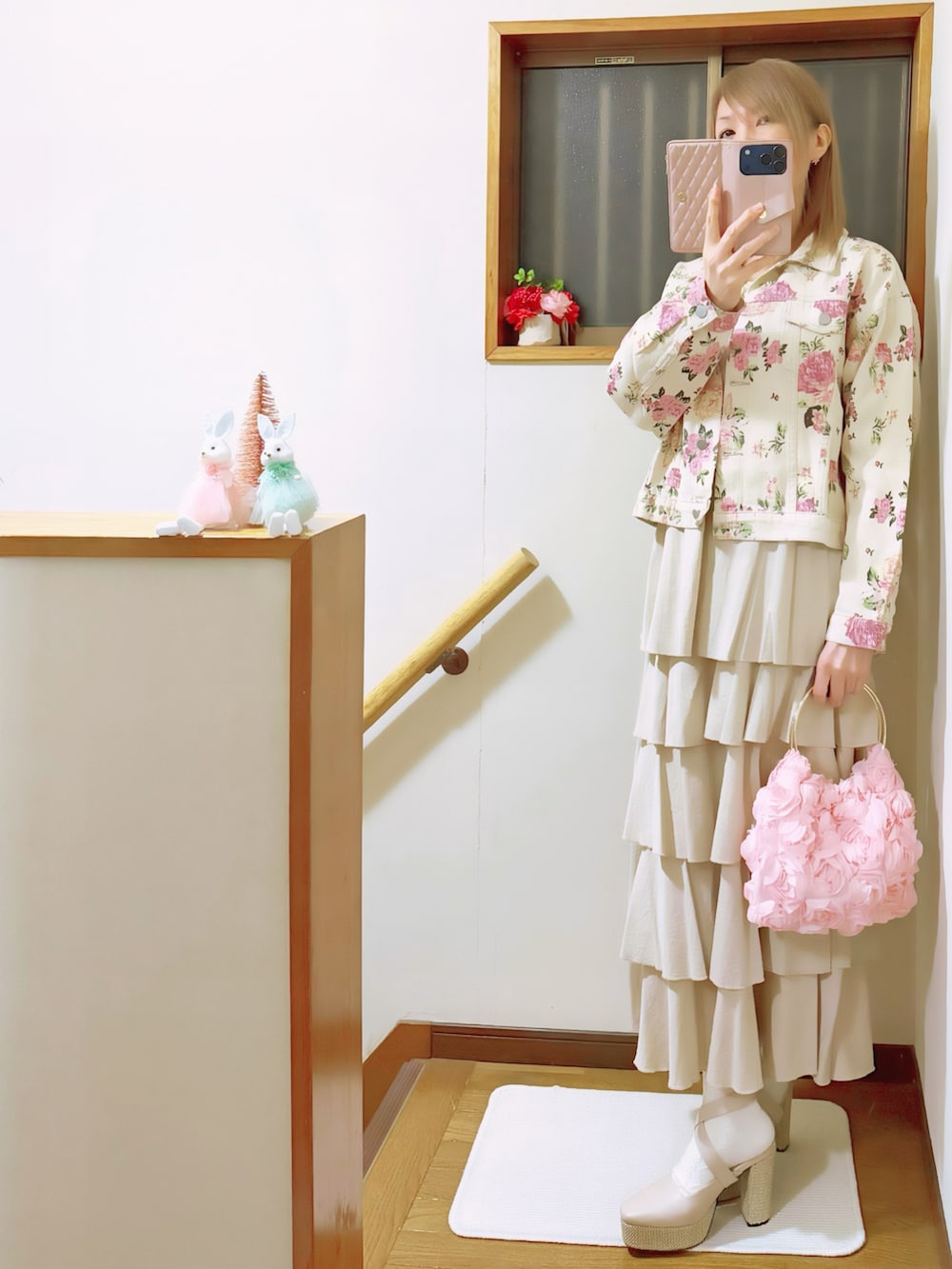 ベージュ系のワンピース、ベージュ系のサンダル、ホワイト系のニット/セーターを着用したレディースの冬コーディネートの2枚目の写真