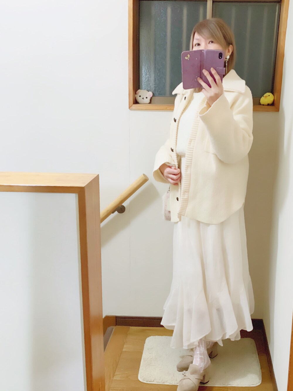 ホワイト系のその他アウター、ホワイト系のニット/セーター、ホワイト系のスカートを着用したレディースの冬コーディネートの4枚目の写真