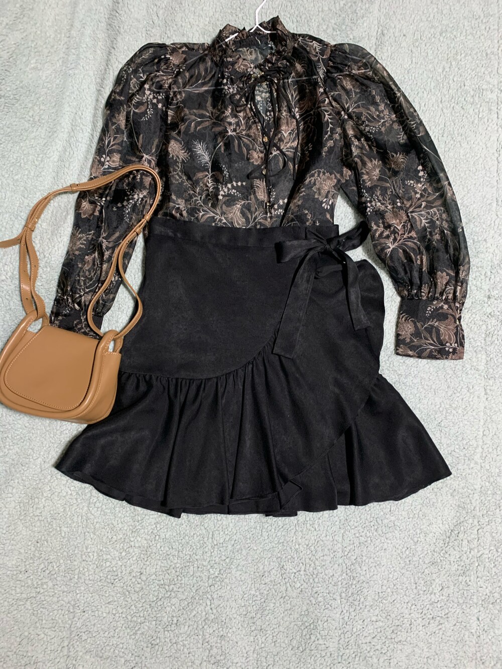 ブラック系のブーツ、ブラック系のスカート、ブラック系のシャツ/ブラウスを着用したレディースの秋コーディネートの5枚目の写真