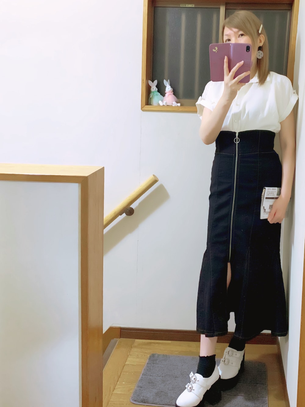 ホワイト系のドレスシューズ、ホワイト系のシャツ/ブラウス、ブラック系のデニムスカートを着用したレディースの夏コーディネートの3枚目の写真