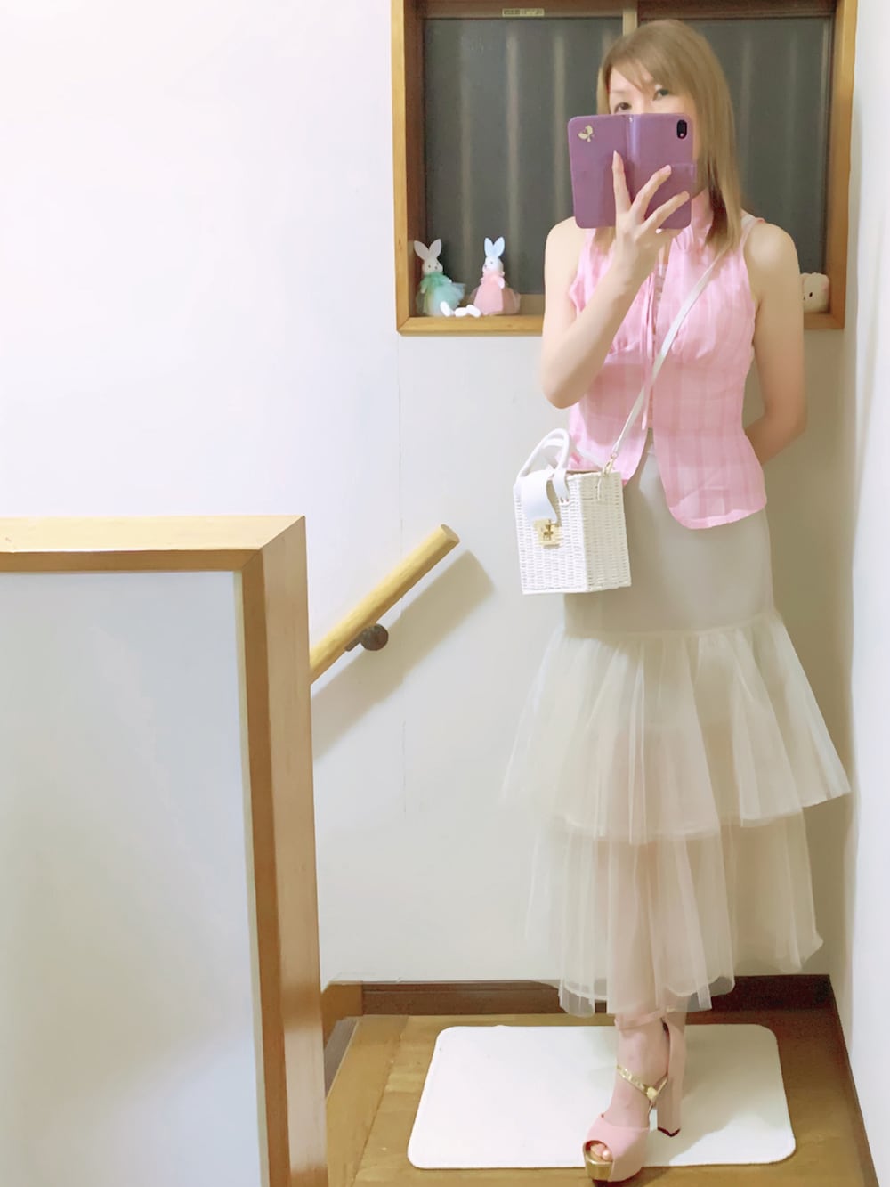 ベージュ系のスカート、ホワイト系のショルダーバッグ、ピンク系のシャツ/ブラウスを着用したレディースの夏コーディネートの2枚目の写真