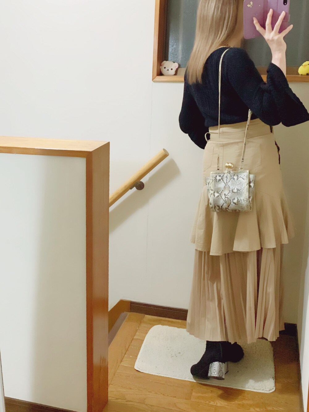 ブラック系のブーツ、ブラック系のニット/セーター、ブラック系のジャケット/アウターを着用したレディースの冬コーディネートの5枚目の写真