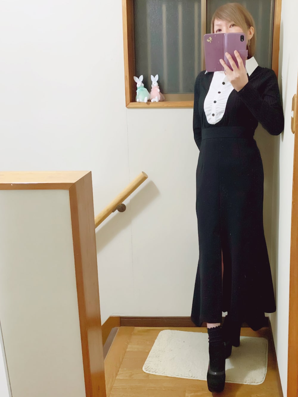 「ブラック、モノトーン、ペンシルスカート、JILLSTUART、ブーティ、rienda、今日のコーデ、ブラック×ホワイト」｜「JILL STUARTのJILLのショートブーツ🥾24cm着用🍀ヒールは10cmあるよ💦デザインが好き🥰（ブーツ、ブラック系）」を使った、mami太郎さん（レディース・162cm）の春コーディネートの2枚目の写真