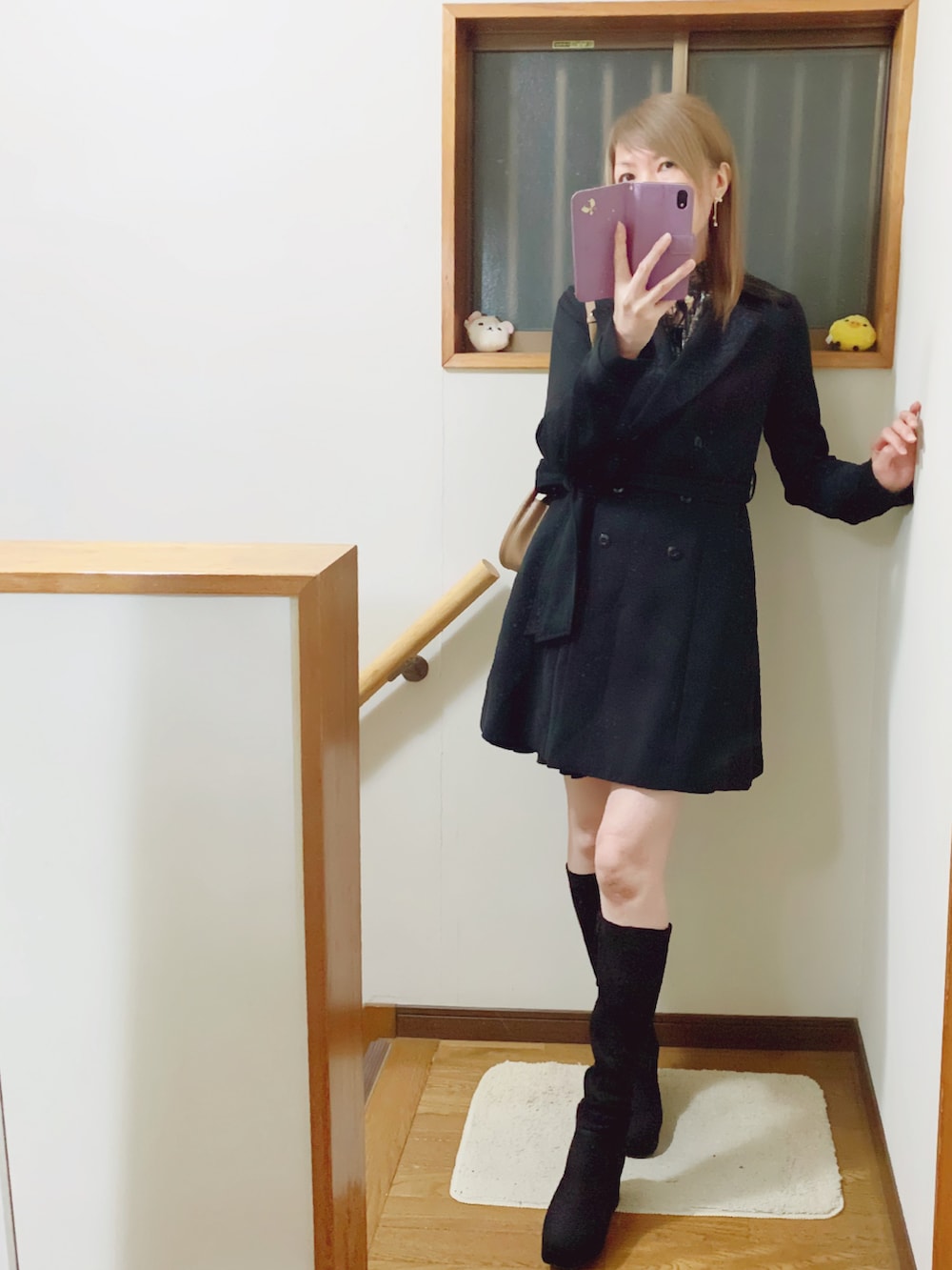 ブラック系のブーツ、ブラック系のスカート、ブラック系のシャツ/ブラウスを着用したレディースの秋コーディネートの2枚目の写真