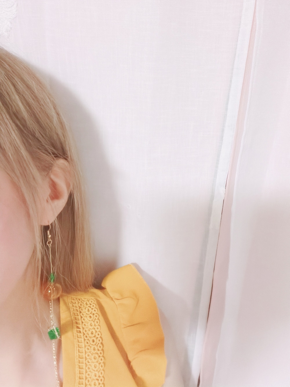 ブラック系のスカート、イエロー系のショルダーバッグ、ブラック系のブーツを着用したレディースの夏コーディネートの4枚目の写真