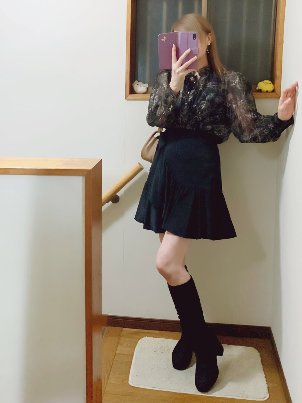 ブラック系のブーツ、ブラック系のスカート、ブラック系のシャツ/ブラウスを着用したレディースの秋コーディネートの3枚目の写真