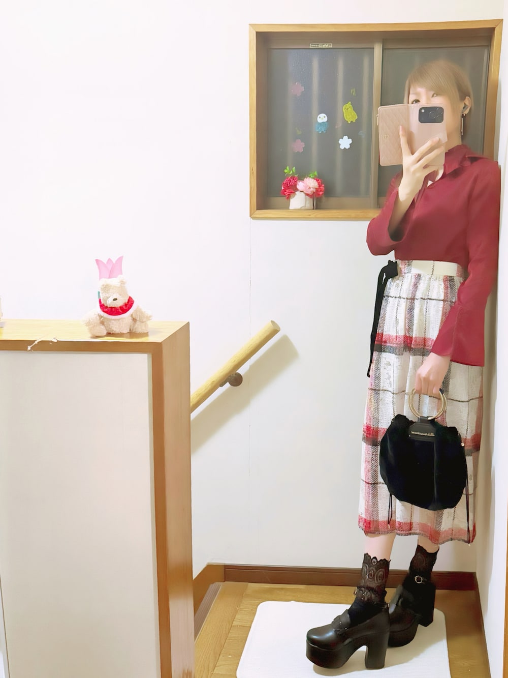 ベージュ系のブルゾン、レッド系のシャツ/ブラウス、ベージュ系のスカートを着用したレディースの春コーディネートの3枚目の写真