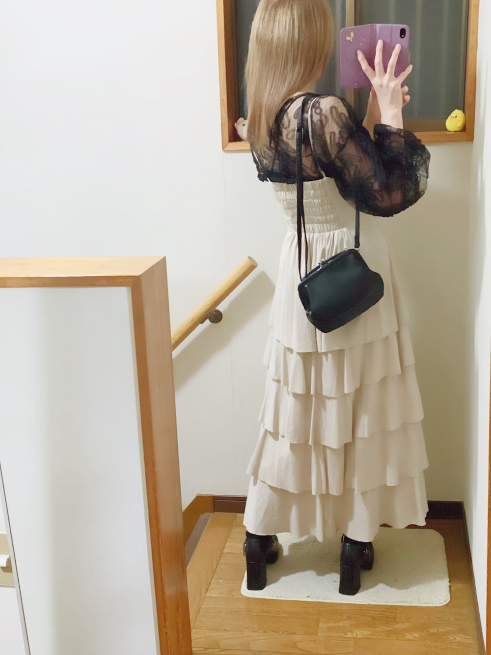 ベージュ系のワンピース、ブラック系のTシャツ/カットソー、ブラック系のキャミソールを着用したレディースの秋コーディネートの4枚目の写真