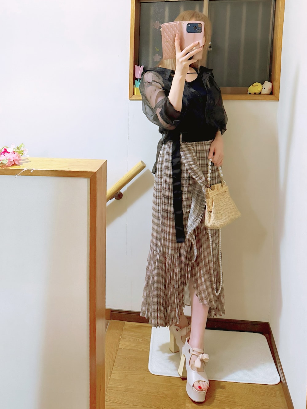 ブラック系のシャツ/ブラウス、その他のその他パンツ、ベージュ系のショルダーバッグを着用したレディースの夏コーディネートの3枚目の写真