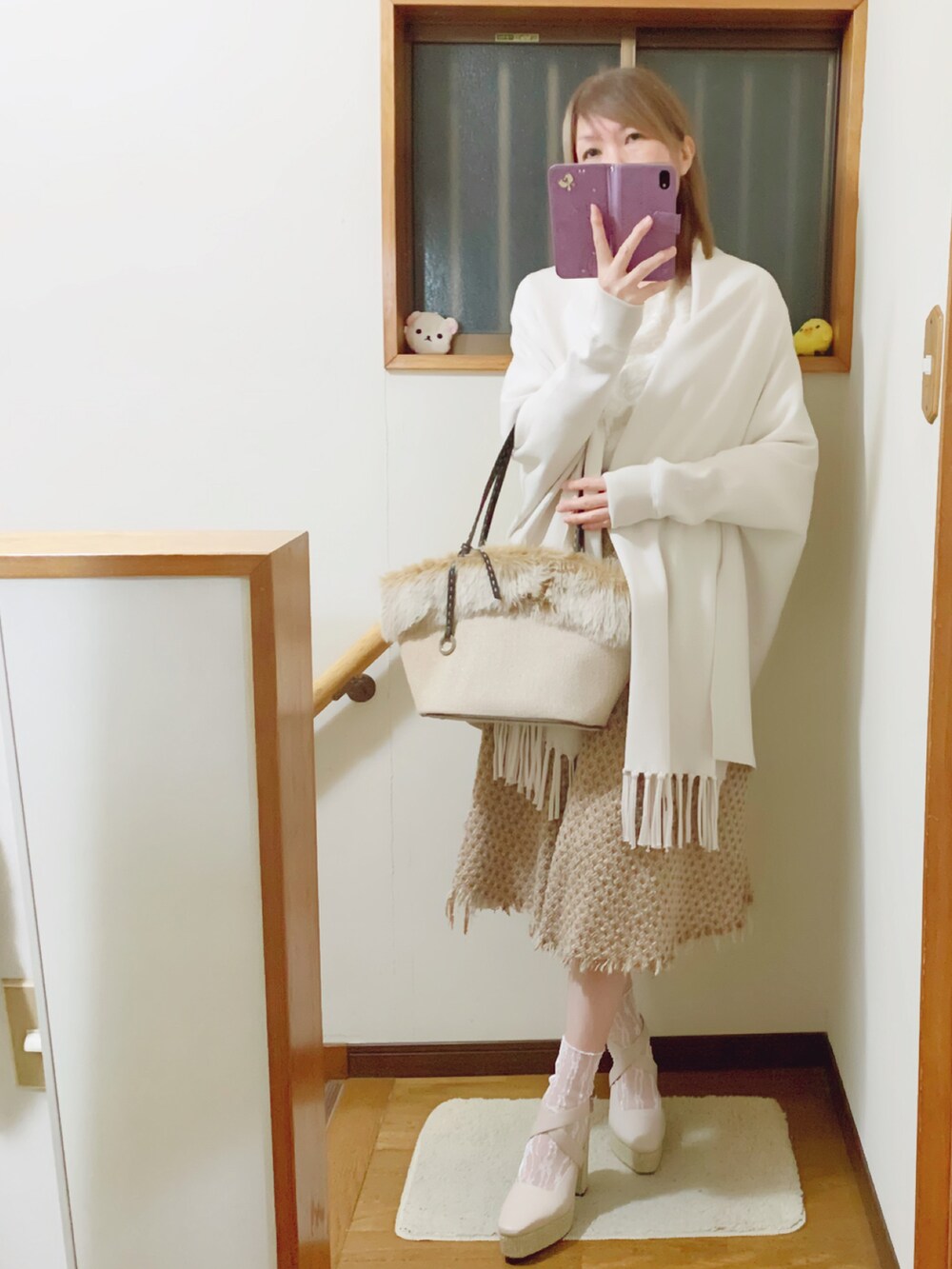 ホワイト系のシャツ/ブラウス、ベージュ系のスカート、ベージュ系のサンダルを着用したレディースの冬コーディネートの3枚目の写真