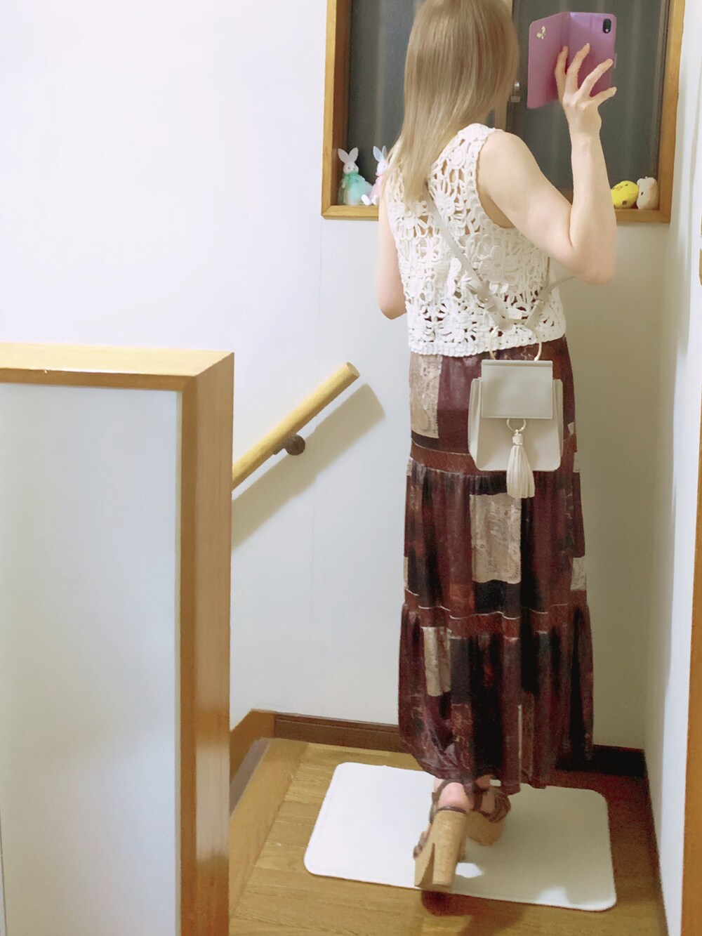 ブラウン系のサンダル、ブラウン系のスカート、ベージュ系のハンドバッグを着用したレディースの夏コーディネートの4枚目の写真
