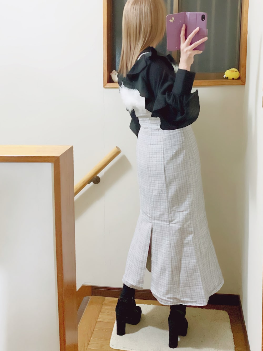 「モノトーン、モノトーンコーデ、ブラック×ホワイト、GRL、キャミワンピ、ファー、フリルブラウス、カーディガン、rienda、エナメルバッグ」｜「JILL STUARTのJILLのショートブーツ🥾24cm着用🍀ヒールは10cmあるよ💦デザインが好き🥰（ブーツ、ブラック系）」を使った、mami太郎さん（レディース・162cm）の秋コーディネートの5枚目の写真