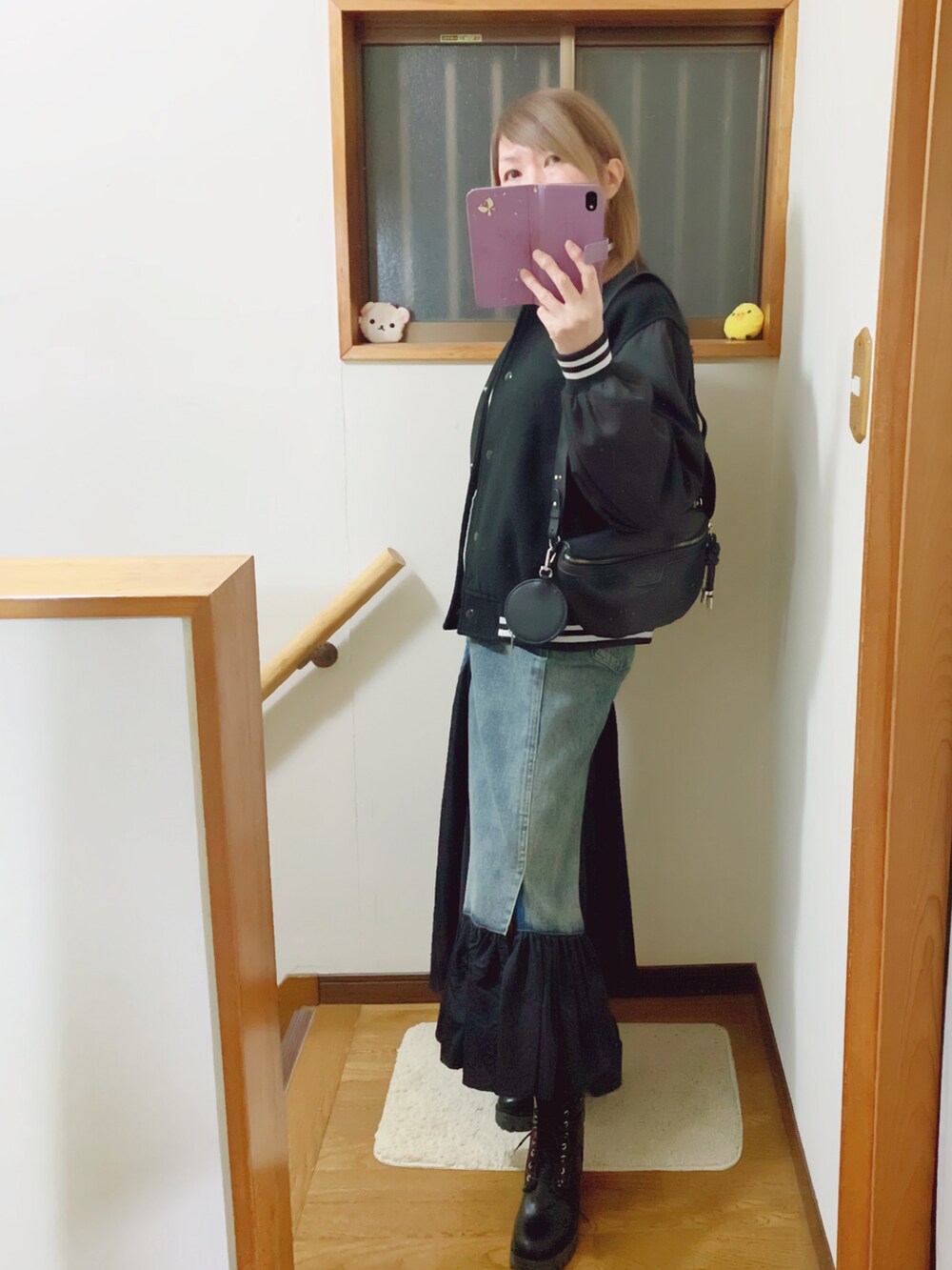 ホワイト系のシャツ/ブラウス、ブラック系のボディバッグ/ウエストポーチ、ブラック系のブーツを着用したレディースの冬コーディネートの4枚目の写真